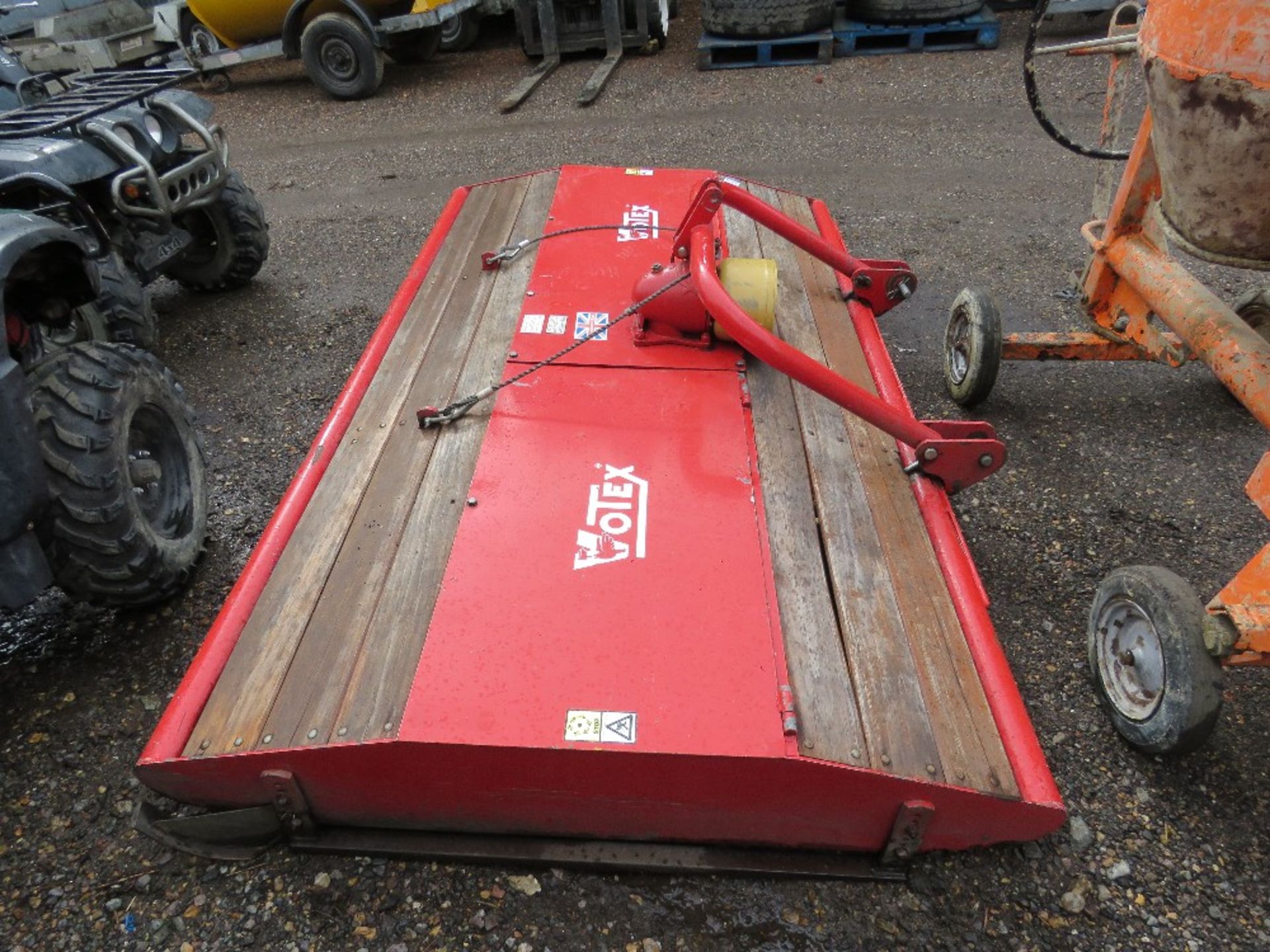 VOTEX 8FT TRACTOR MOUNTED TOPPER MOWER. SUSPECTED GEARBOX ISSUE. THIS LOT IS SOLD UNDER THE AUCT - Image 3 of 5