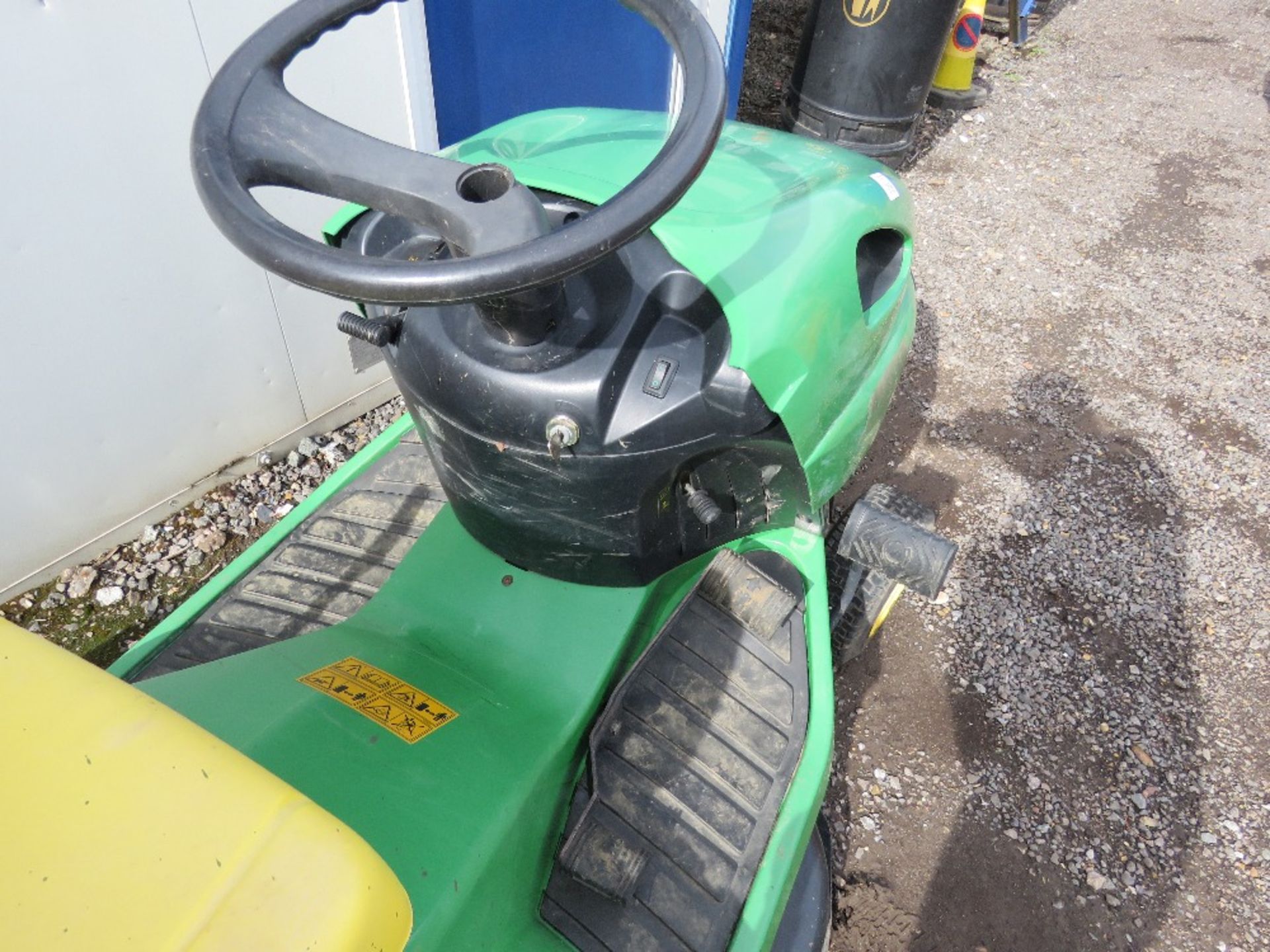 JOHN DEERE LR135 PETROL ENGINED HYDRO RIDE ON MOWER WITH COLLECTOR. WHEN TESTED WAS SEEN TO START AN - Image 2 of 4