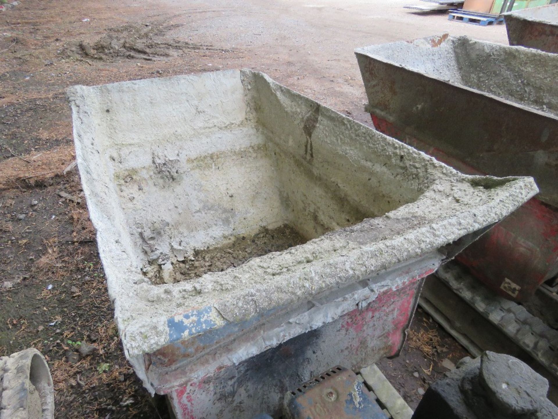 HINOWA HP800 PETROL ENGINED TRACKED DUMPER. BEEN STOOD FOR SOME TIME, UNTESTED, MAY REQUIRE ATTENTI - Image 2 of 4