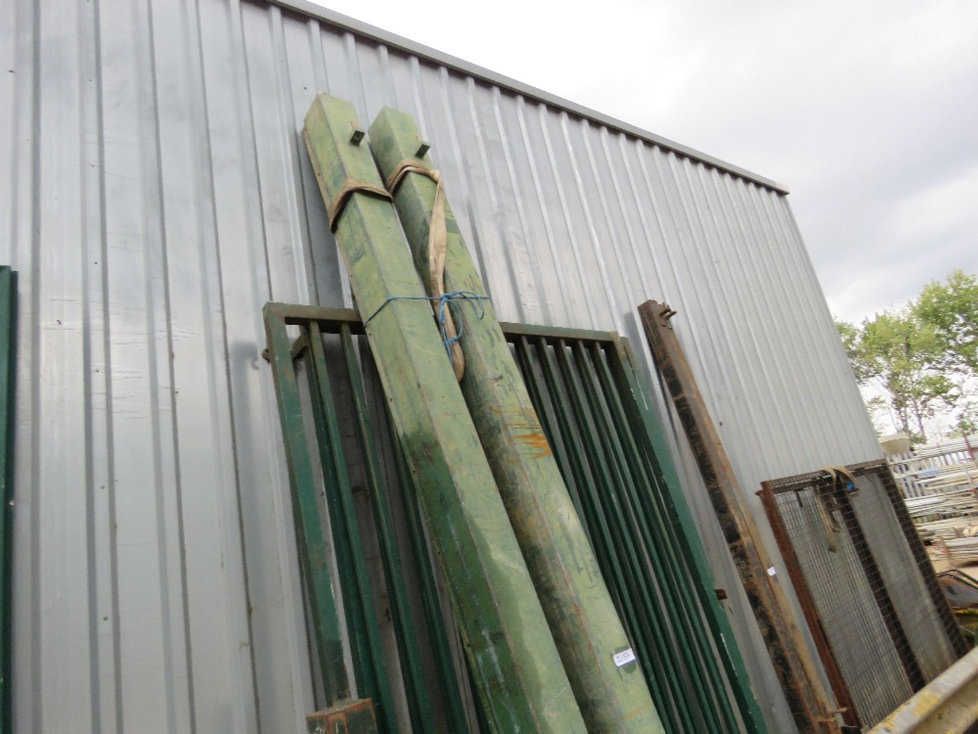 PAIR OF HIGH SECURITY HEAVY DUTY GREEN SITE GATES WITH POSTS, 12FT TOTAL SPAN APPROX. LOT LOCATION - Image 4 of 4