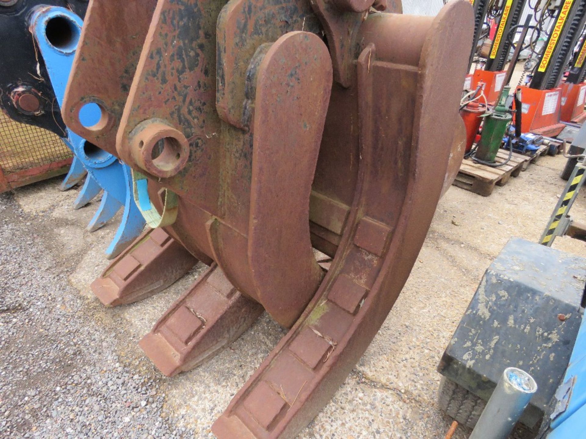 EXCAVATOR GRAPPLE ON 80MM PINS. LOT LOCATION: THE STONDON HALL SALEGROUND, ESSEX. CM15 0LD. - Image 3 of 4