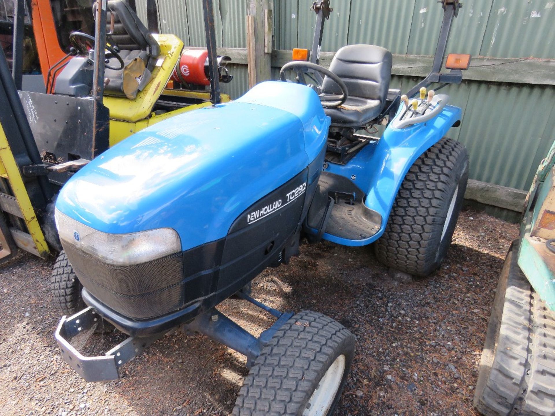 NEW HOLLAND TC29D 24D TRACTOR WITH GRASS TYRES, 3013 REC HOURS. WHEN TESTED WAS SEEN TO DRIVE, STEER