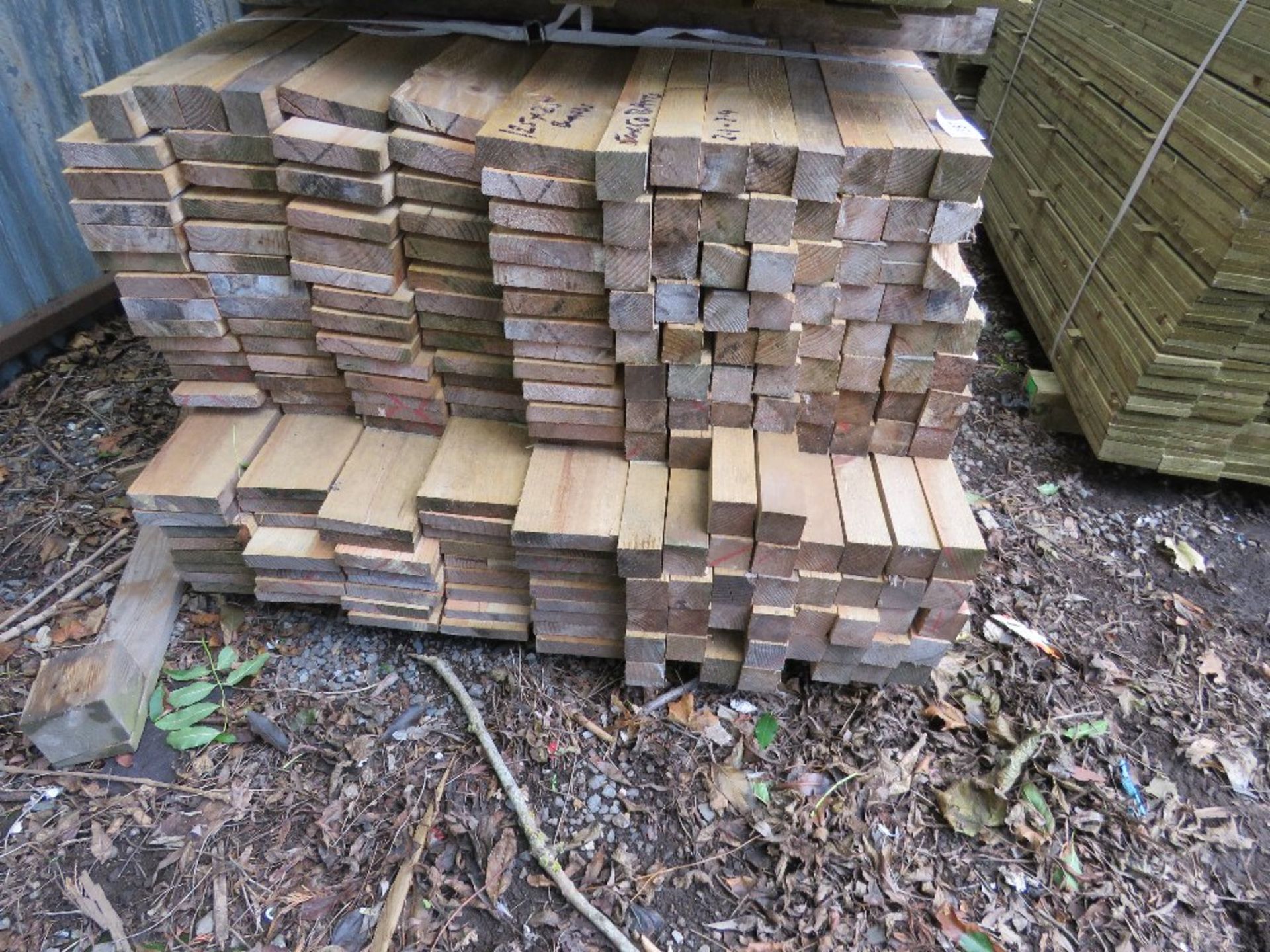 LARGE PACK OF UNTREATED TIMBER BOARDS AND BATTENS: BOARDS 125MM X 25MM AND TIMBERS 50MM X 50MM , 2.1 - Image 2 of 5