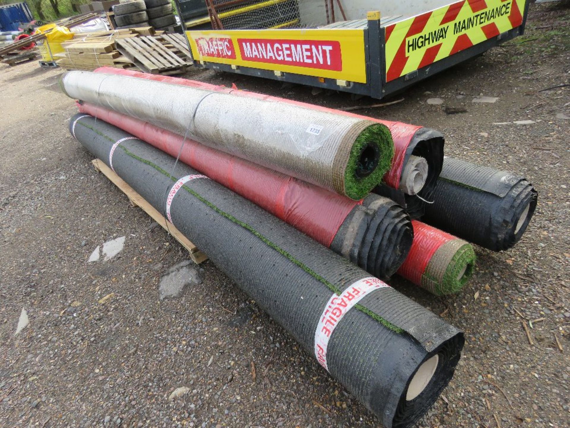 6 X ROLLS OF HIGH QUALITY ASTRO TURF / FAKE GRASS, UNUSED.4M LENGTH APPROX. ROLL END AND SURPLUS LE