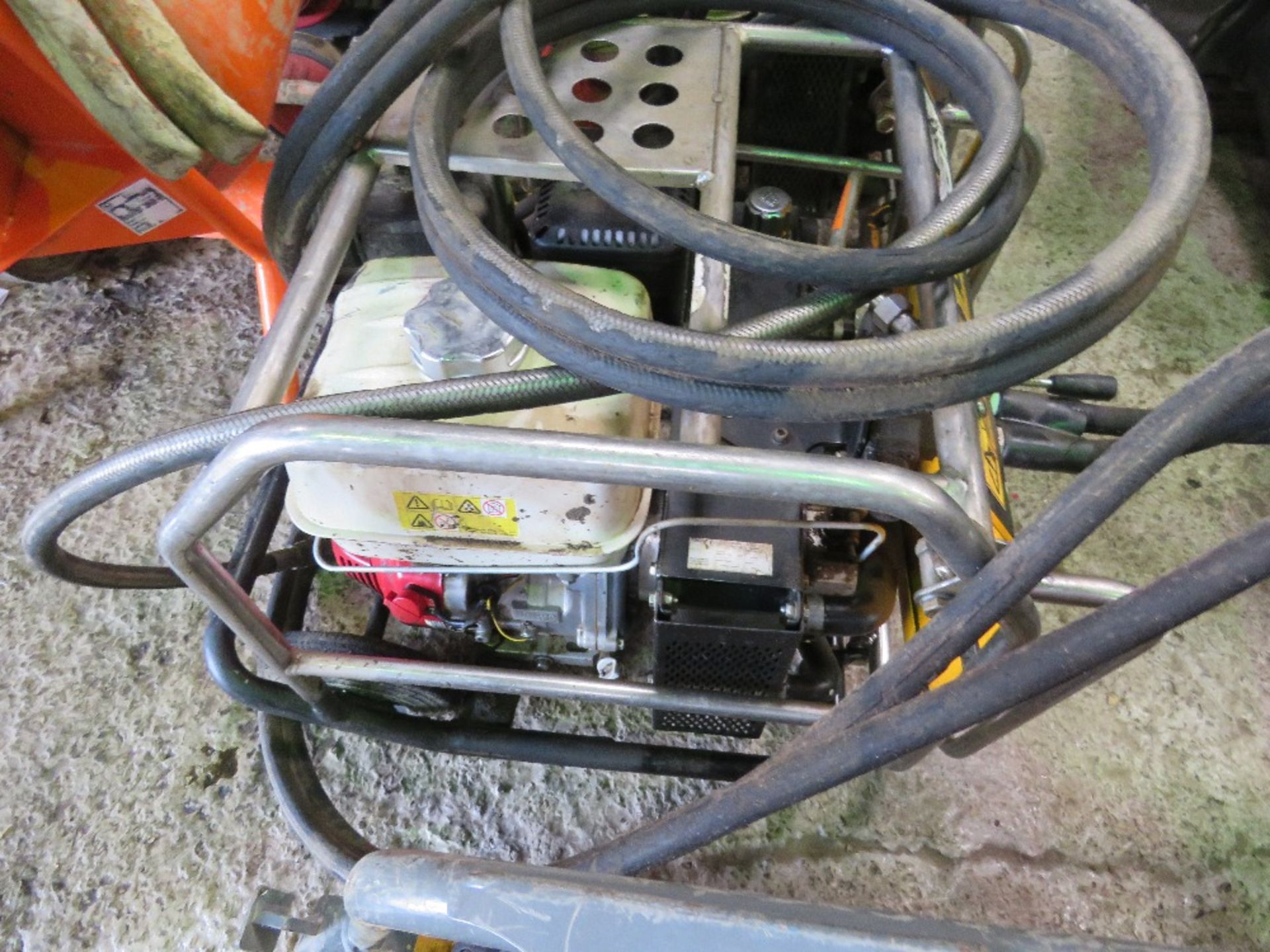 JCB BEAVER BREAKER PACK WITH HOSE BUT NO GUN, YEAR 2017 BUILD. WHEN TESTED: TURNS OVER NOT STARTING - Image 2 of 4