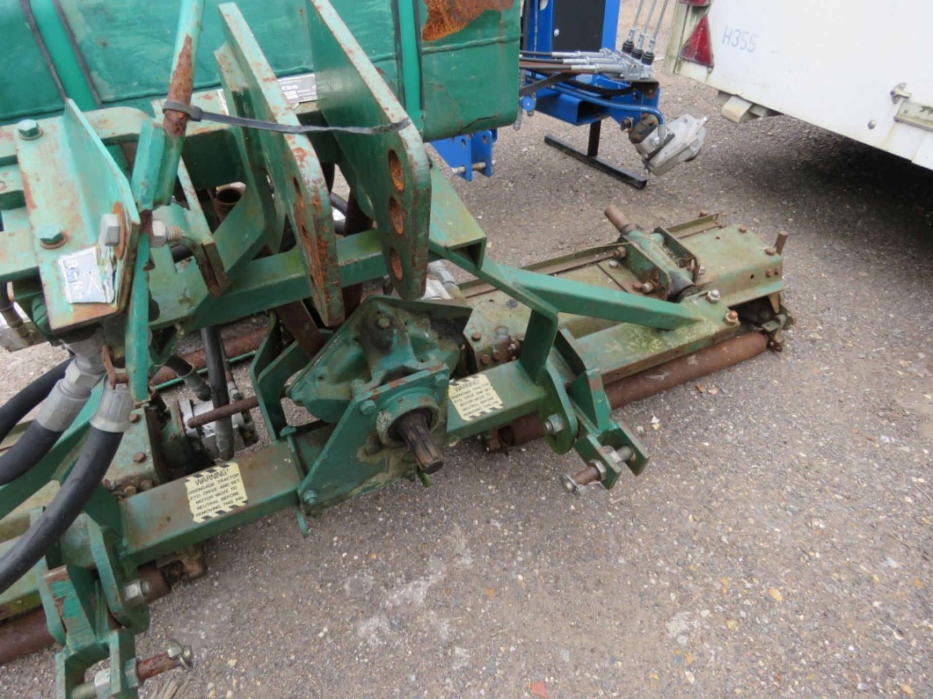 RANSOMES TRACTOR MOUNTED TRIPLE GANG MOWERS, 7FT WIDE APPROX, PTO DRIVEN PUMP, 3 POINT LINKAGE MOUNT - Image 4 of 5