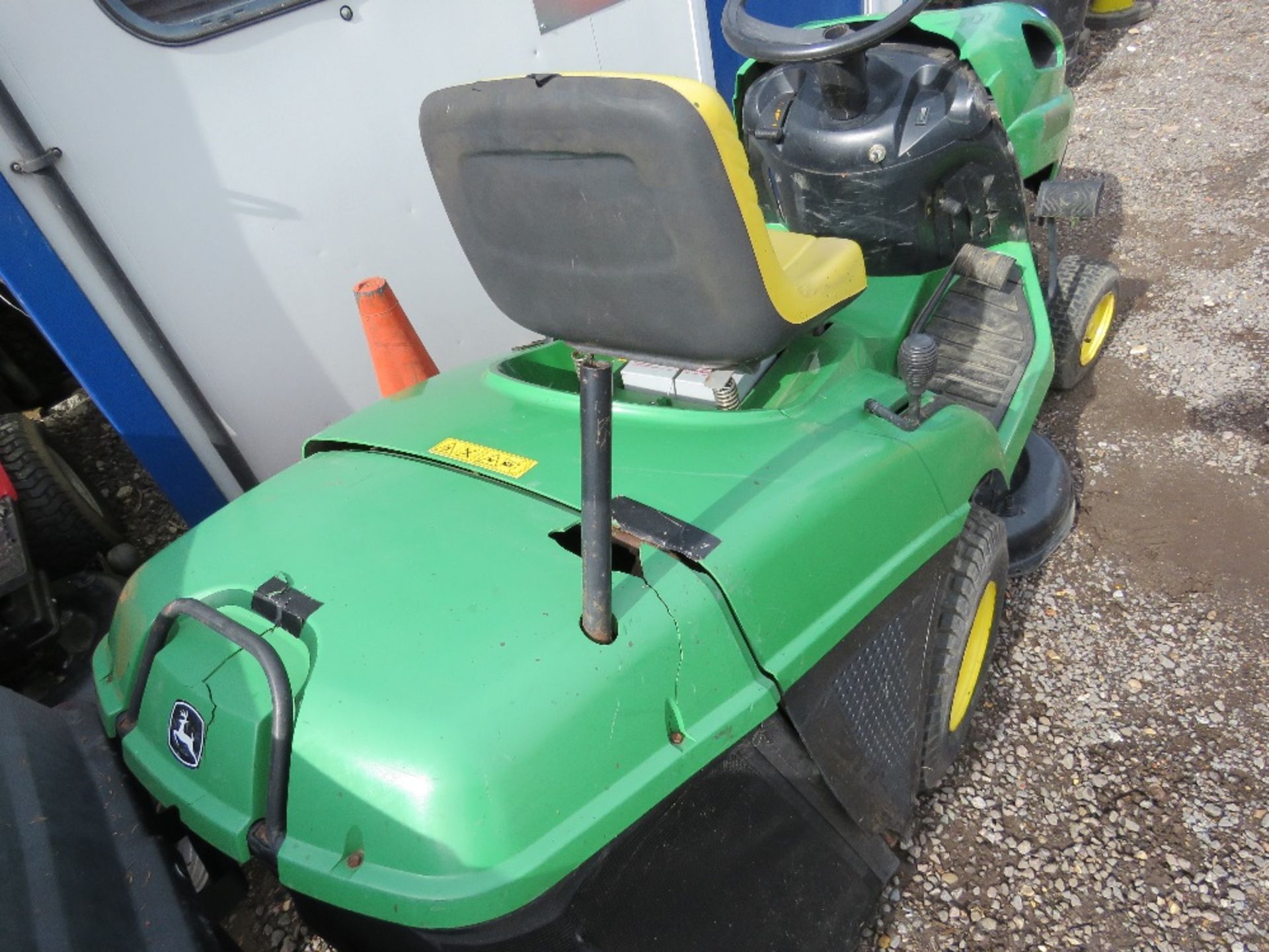 JOHN DEERE LR135 PETROL ENGINED HYDRO RIDE ON MOWER WITH COLLECTOR. WHEN TESTED WAS SEEN TO START AN - Image 4 of 4