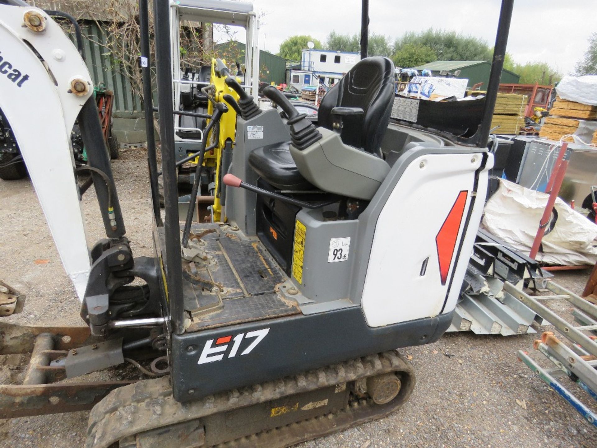 BOBCAT E17 RUBBER TRACKED MINI EXCAVATOR, YEAR 2018. WITH QUICK HITCH AND SET OF BUCKETS. SN:B27H130 - Image 5 of 9