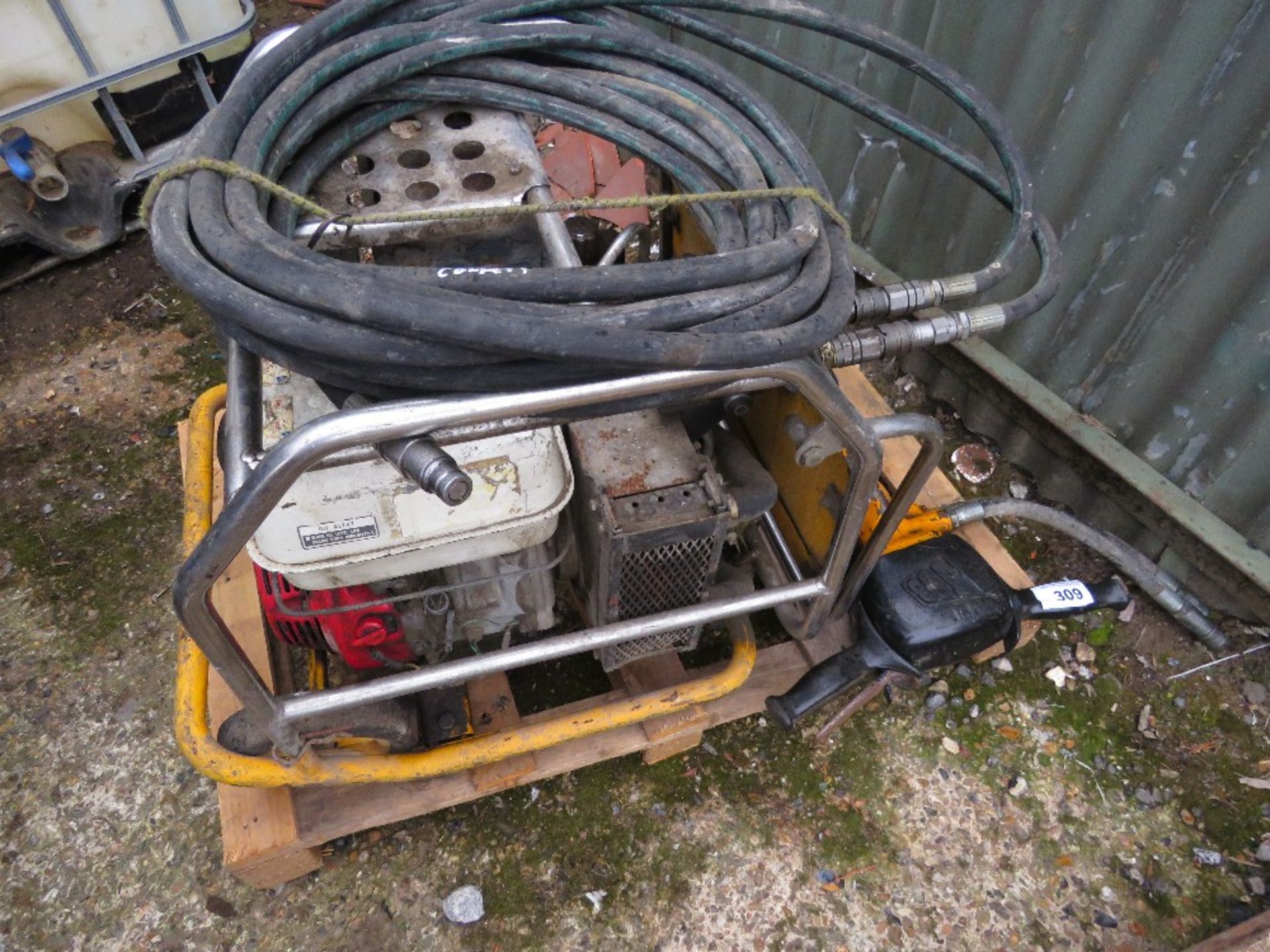 JCB BEAVER HYDRAULIC PACK WITH GUN AND HOSE. WHEN TESTED WAS SEEN TO RUN AND PUMP. THIS LOT IS SOLD