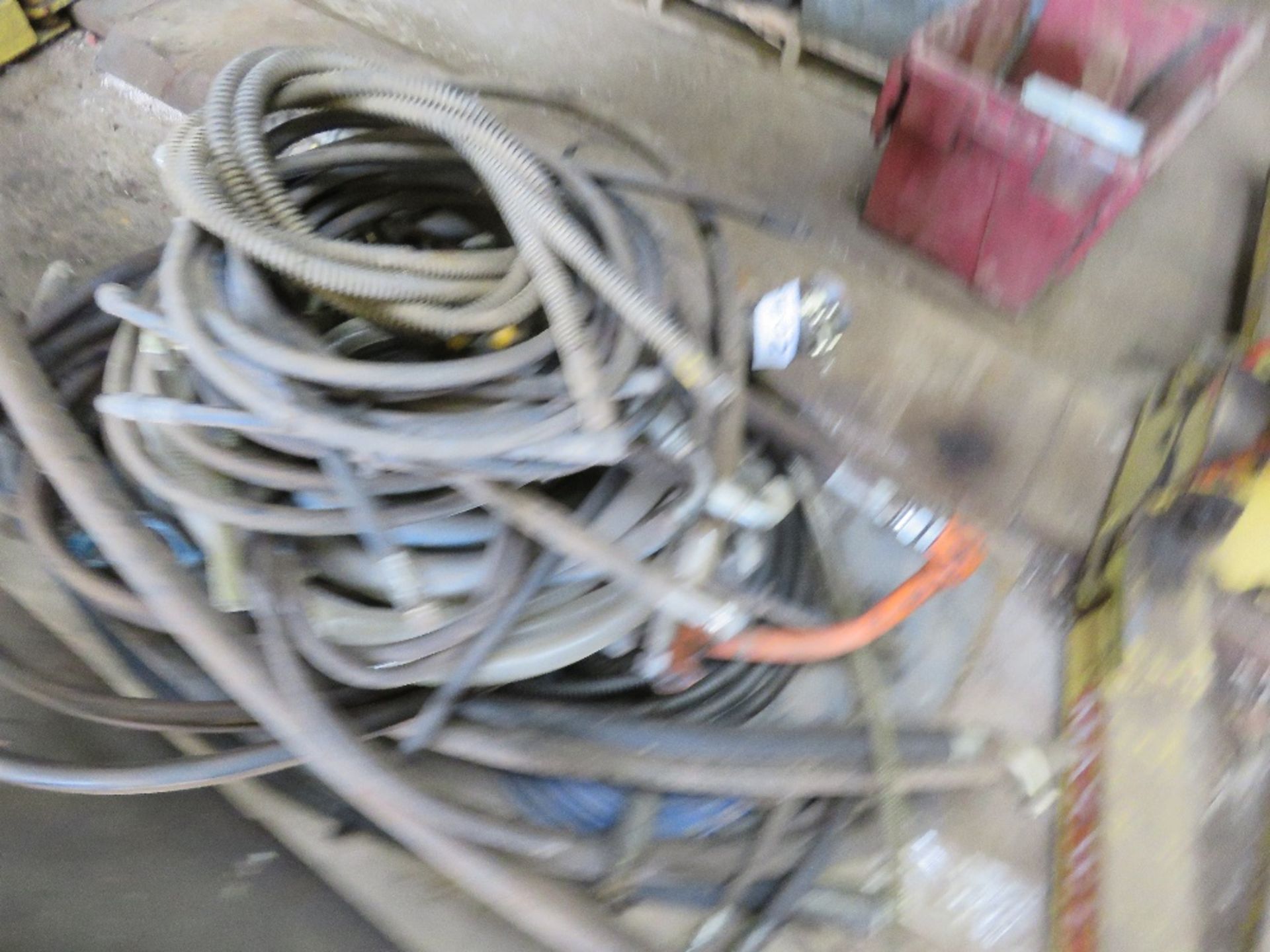 PALLET OF ASSORTED HYDRAULIC HOSES AND A BIN OF FITTINGS. LOT LOCATION: EMERALD HOUSE, SWINBORNE R - Image 3 of 3