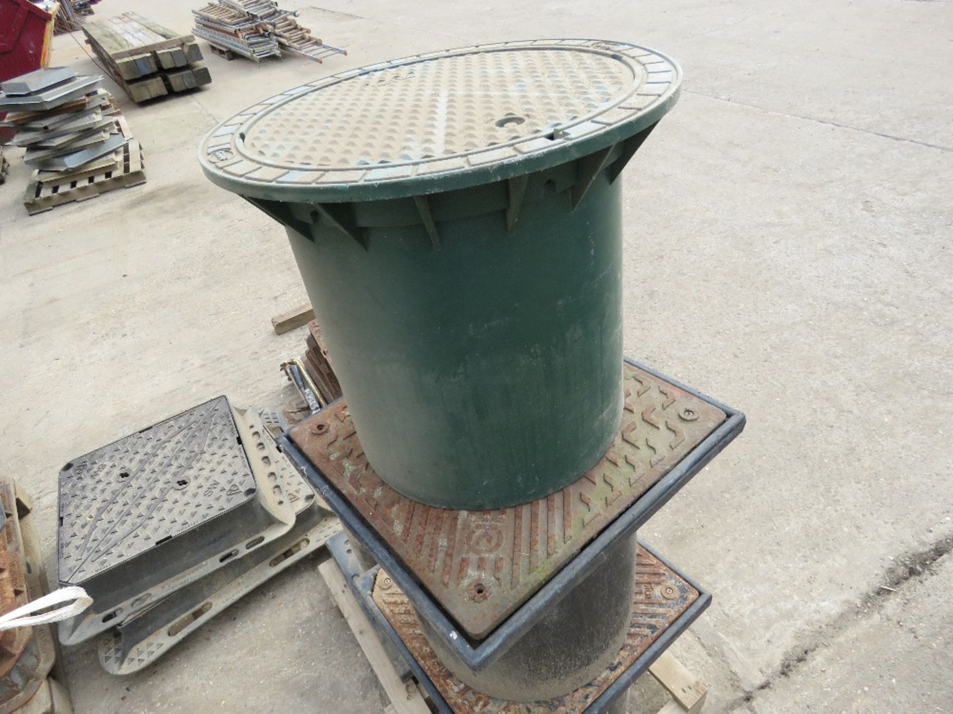 4 X ROUND MANHOLE TUBES WITH TOPS, PLASTIC. LOT LOCATION: EMERALD HOUSE, SWINBORNE ROAD, SS13 1EF, - Image 3 of 3