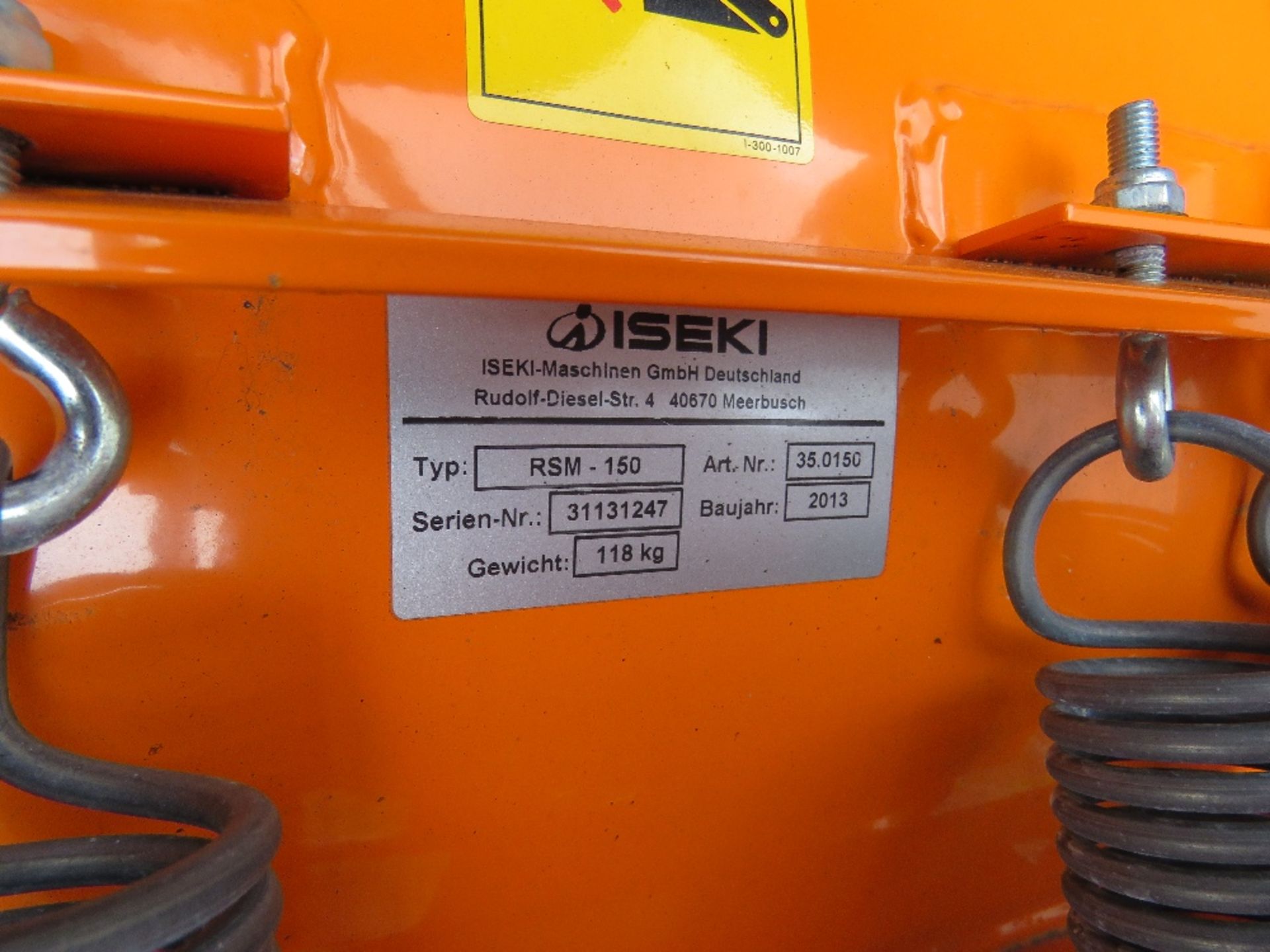 ISEKI 5FT WIDE HYDRAULIC LIFTING SNOW PLOUGH BLADE, APPEARS TO HAVE HAD LITTLE USEAGE. - Image 3 of 3