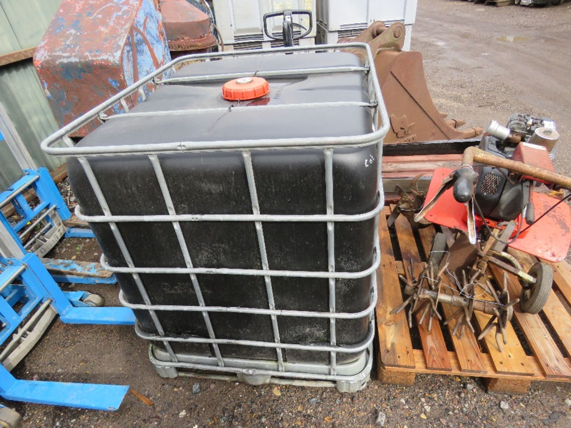 IBC STORAGE CONTAINER ON PALLET. THIS LOT IS SOLD UNDER THE AUCTIONEERS MARGIN SCHEME, THEREFORE NO