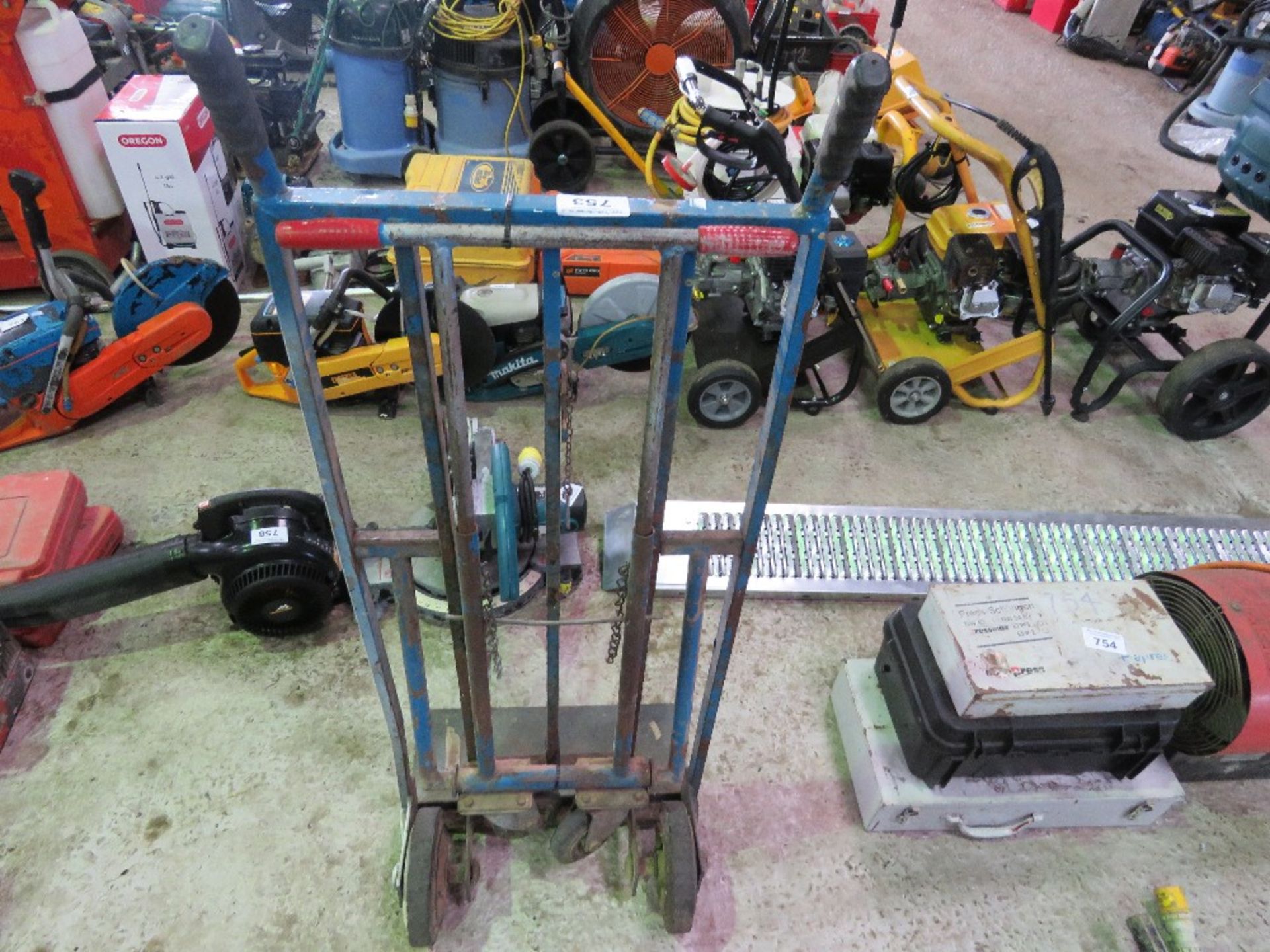 HEAVY DUTY SACKBARROW. THIS LOT IS SOLD UNDER THE AUCTIONEERS MARGIN SCHEME, THEREFORE NO VAT WILL B - Image 2 of 2