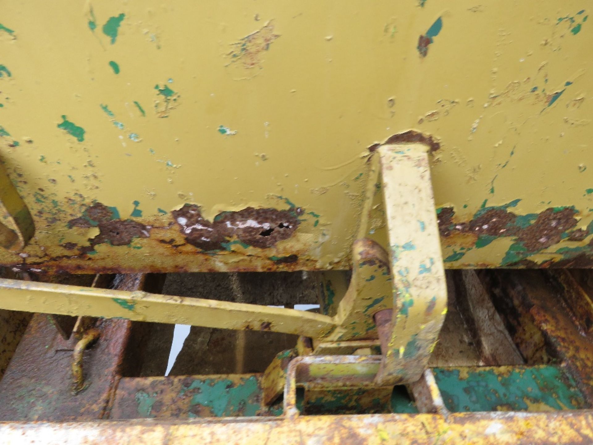 FORKLIFT TIPPING SKIP. FLOOR NEEDS ATTENTION. - Image 2 of 4
