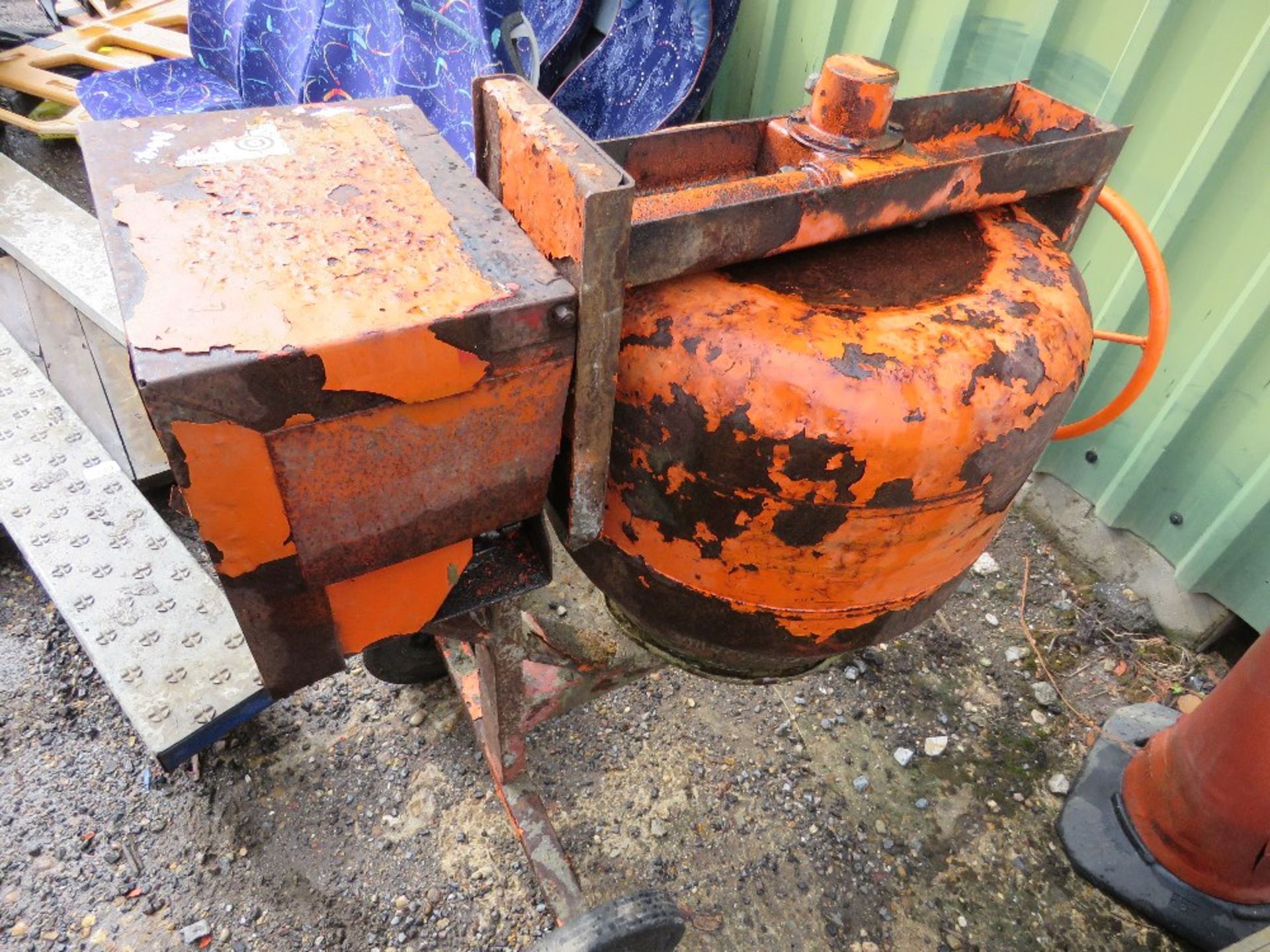 PETROL ENGINED CEMENT MIXER. THIS LOT IS SOLD UNDER THE AUCTIONEERS MARGIN SCHEME, THEREFORE NO VA - Image 2 of 3