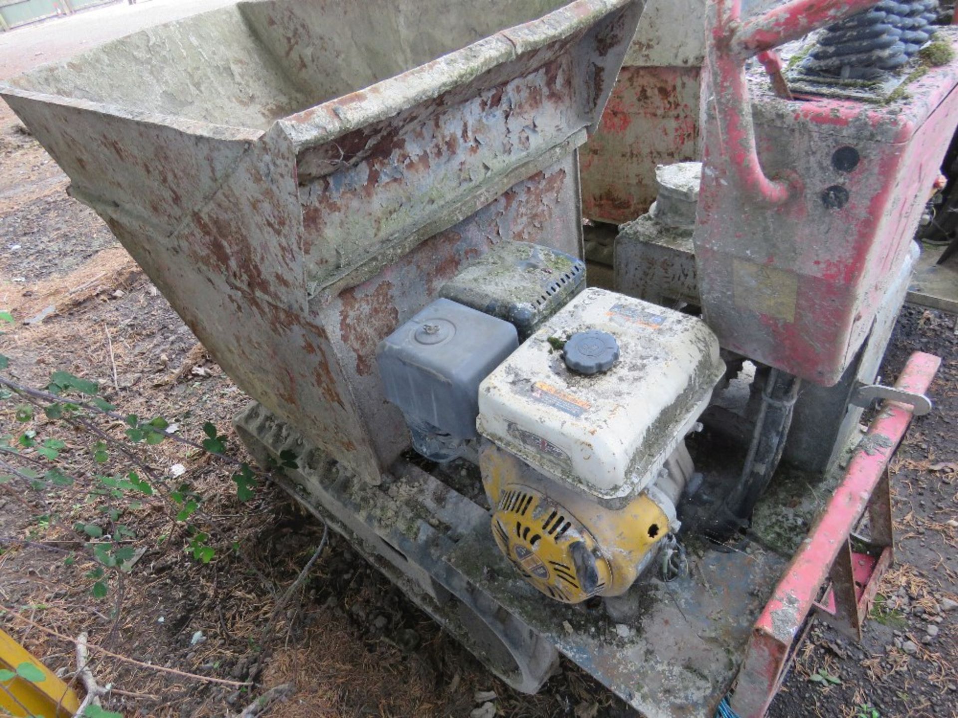 HINOWA HP800 PETROL ENGINED TRACKED DUMPER. BEEN STOOD FOR SOME TIME, UNTESTED, MAY REQUIRE ATTENTI