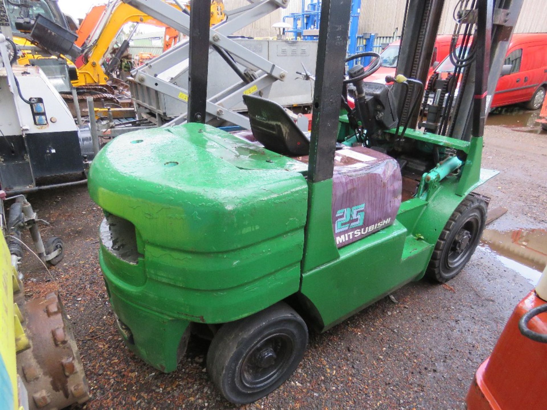 MITSUBISHI 25 DIESEL ENGINED FORKLIFT TRUCK. - Image 5 of 8