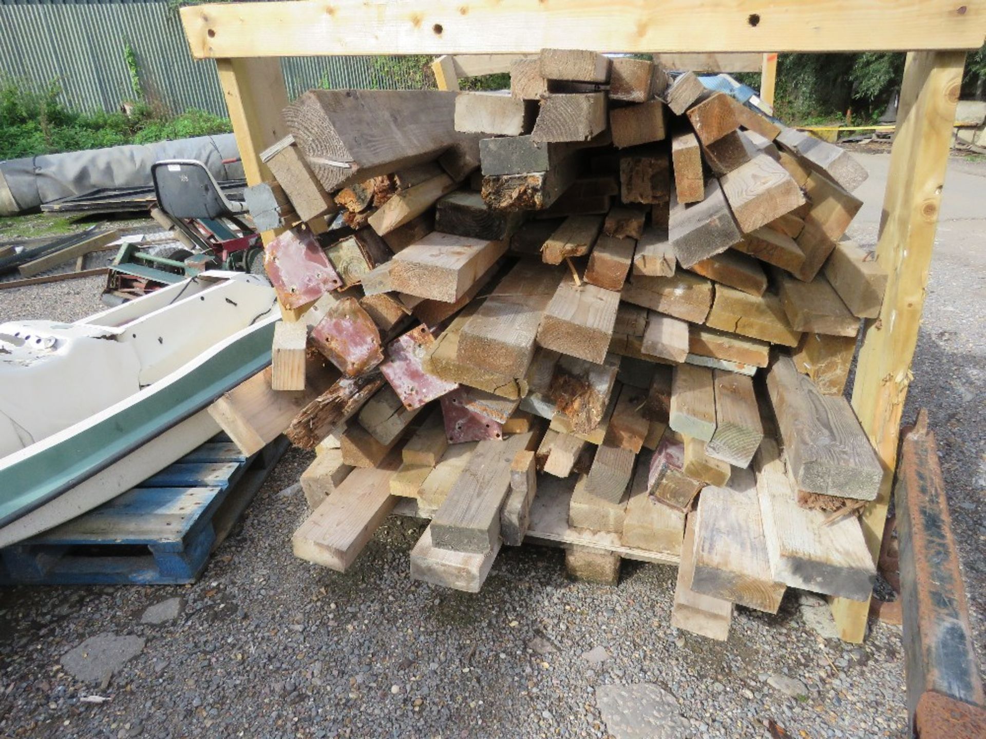 HEAVY DUTY PRE USED TIMBERS 5FT -10FT. THIS LOT IS SOLD UNDER THE AUCTIONEERS MARGIN SCHEME, THEREFO - Image 4 of 4