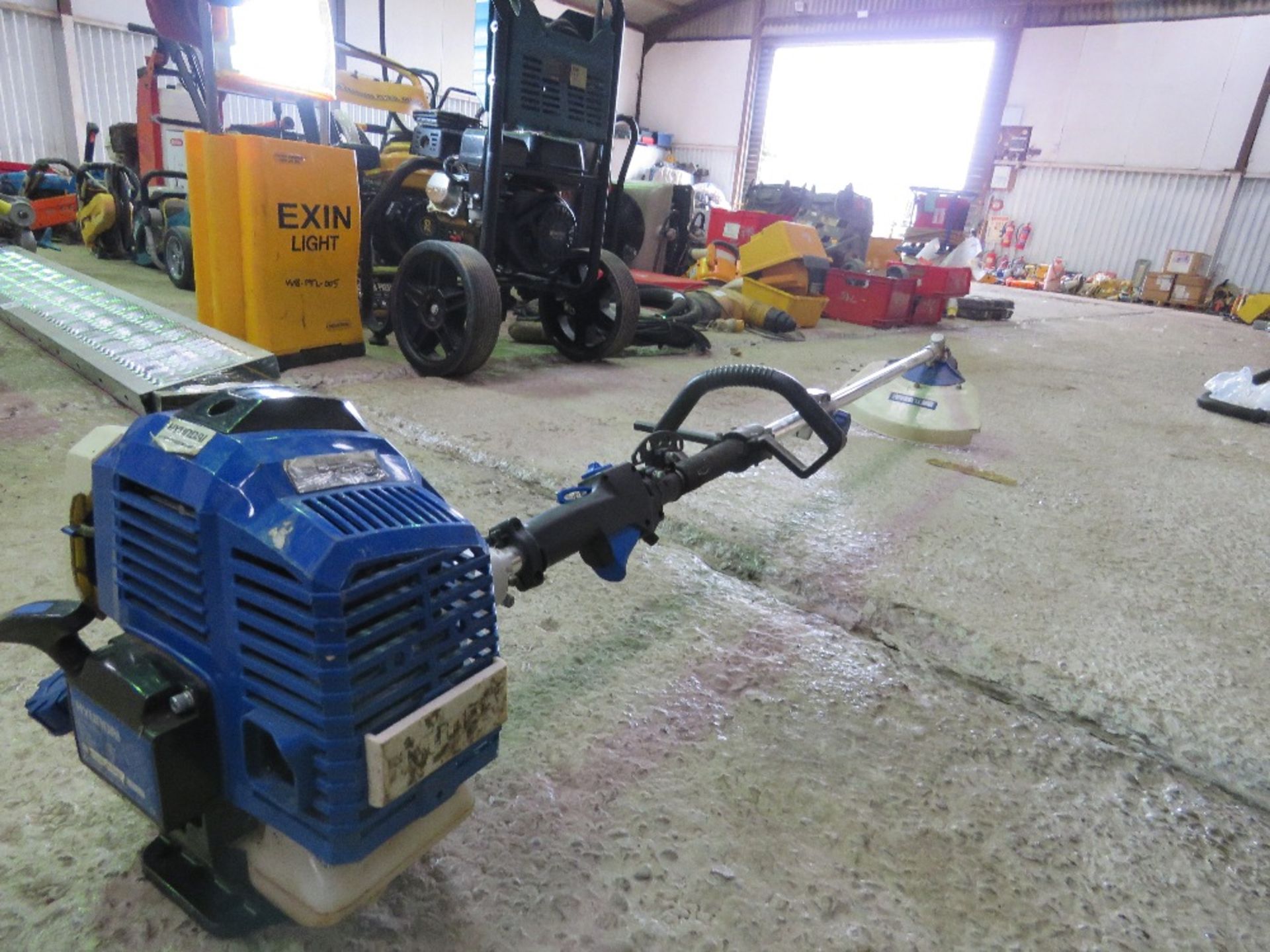 HYUNDAI HEAVY DUTY STRIMMER. THIS LOT IS SOLD UNDER THE AUCTIONEERS MARGIN SCHEME, THEREFORE NO VAT - Image 5 of 6