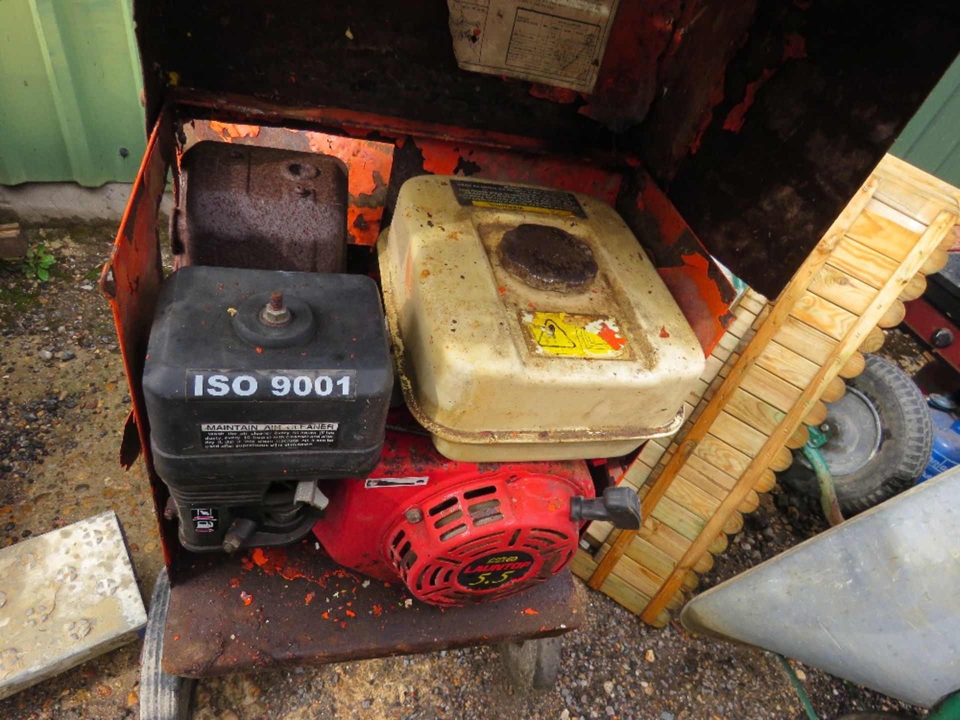 PETROL ENGINED CEMENT MIXER. THIS LOT IS SOLD UNDER THE AUCTIONEERS MARGIN SCHEME, THEREFORE NO VA - Image 3 of 3