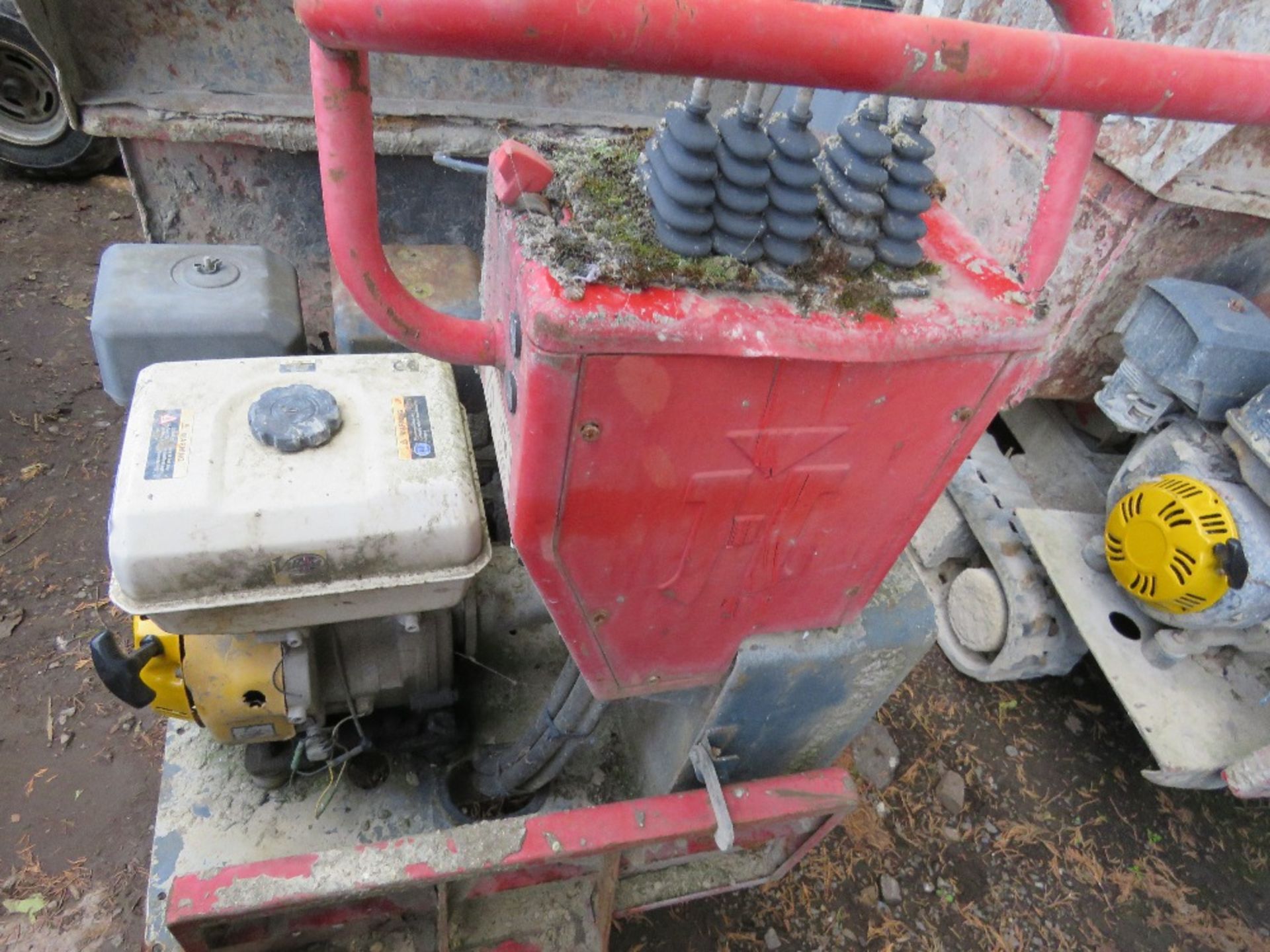 HINOWA HP800 PETROL ENGINED TRACKED DUMPER. BEEN STOOD FOR SOME TIME, UNTESTED, MAY REQUIRE ATTENTI - Image 3 of 5