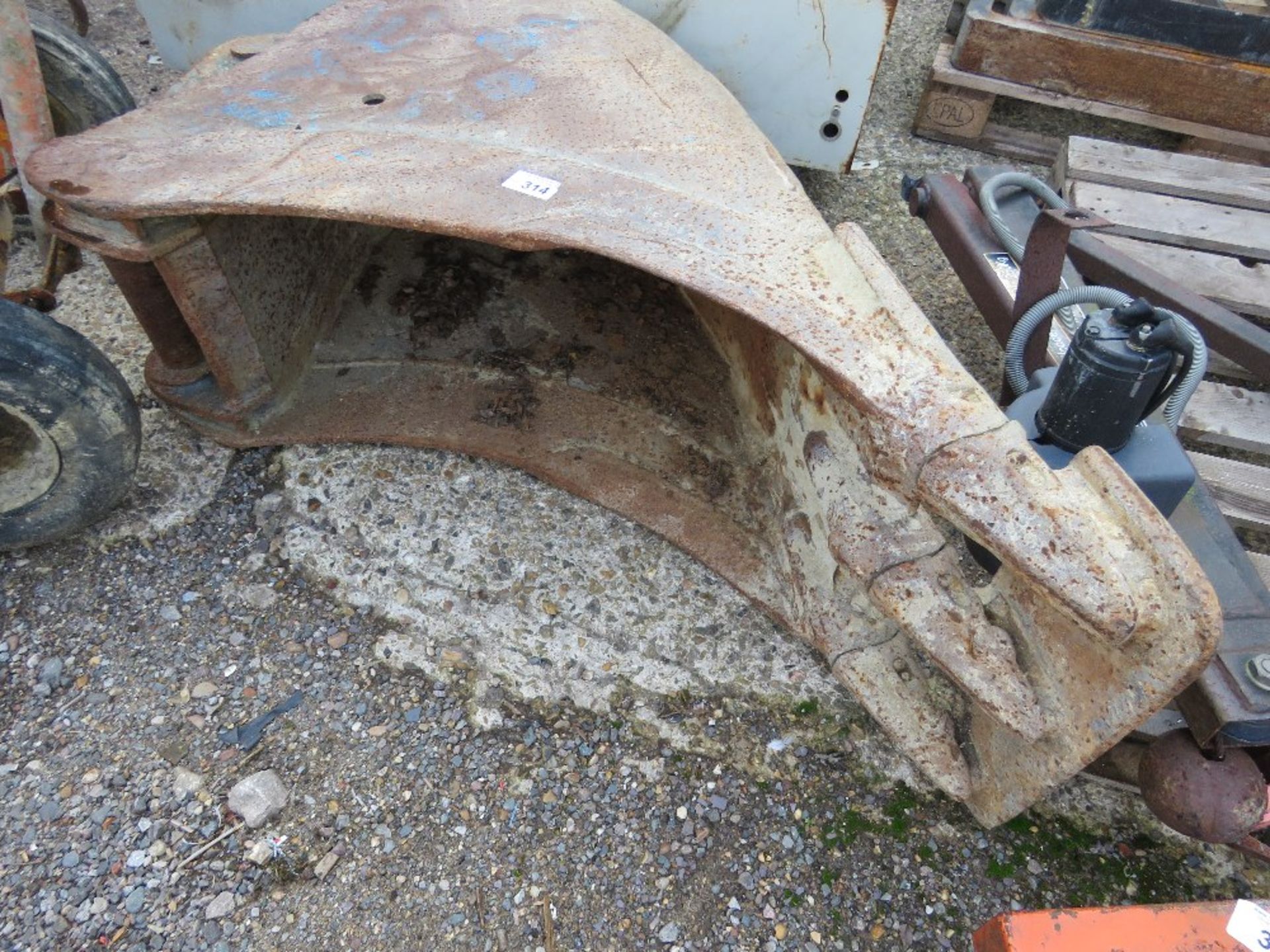 EXCAVATOR BUCKET ON 65MM PINS, 18" WIDTH.