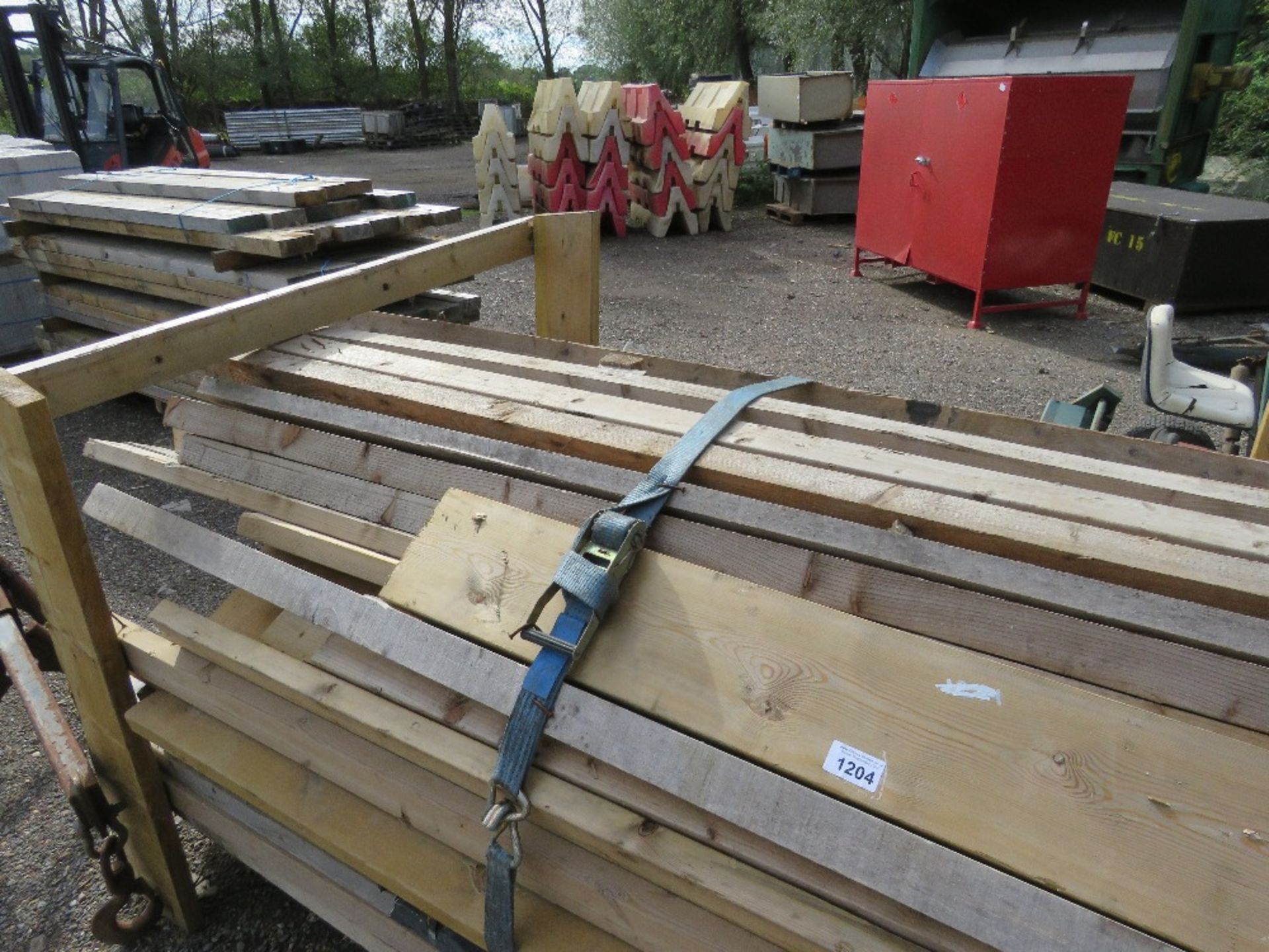 HEAVY DUTY PRE USED TIMBERS 5FT -10FT. THIS LOT IS SOLD UNDER THE AUCTIONEERS MARGIN SCHEME, THEREFO - Image 3 of 4