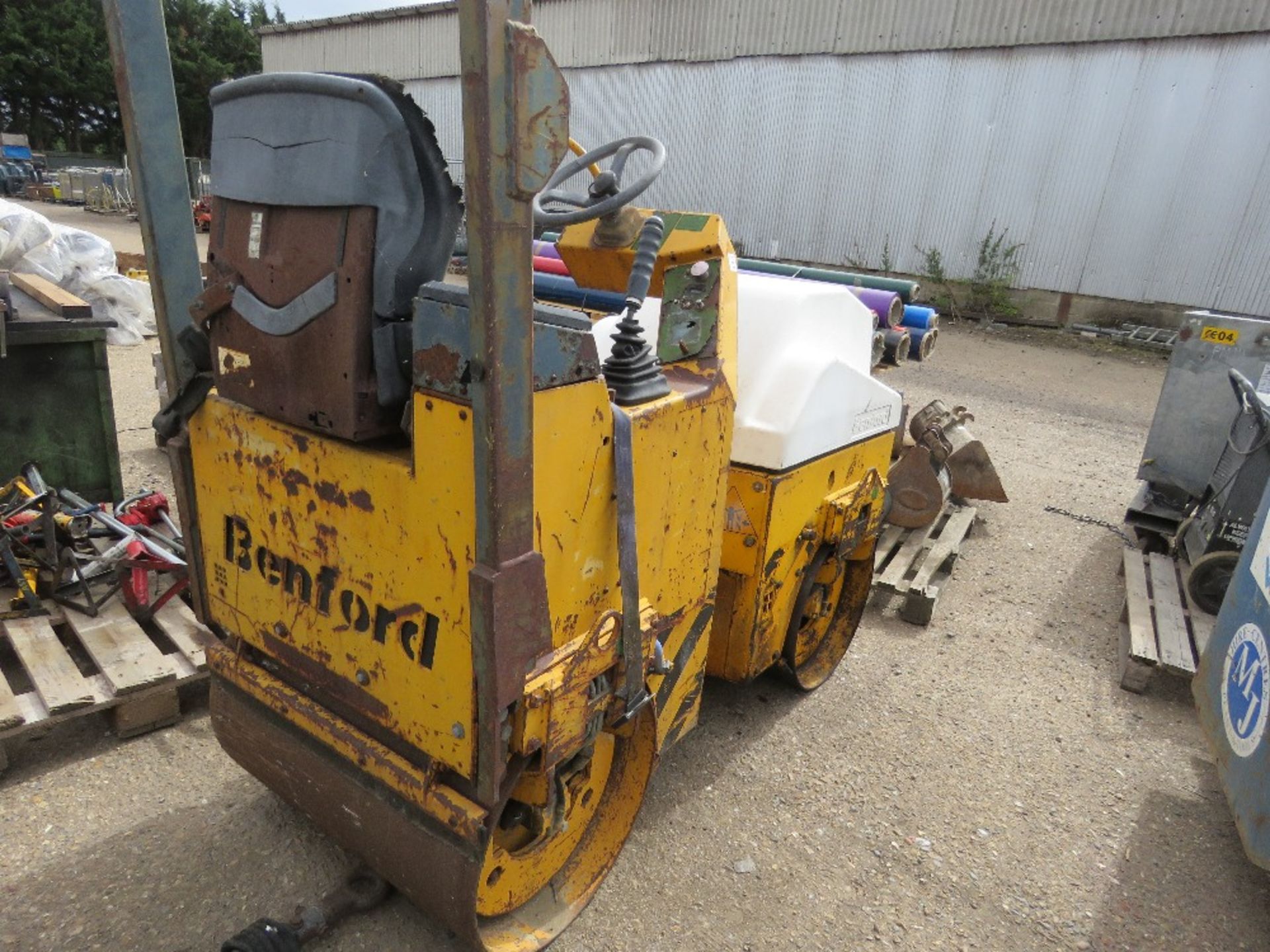 BENFORD TV800 DOUBLE DRUM ROLLER. BEEN STANDING FOR MANY YEARS. WHEN TESTED WAS SEEN TO RUN BUT NOT - Image 4 of 6