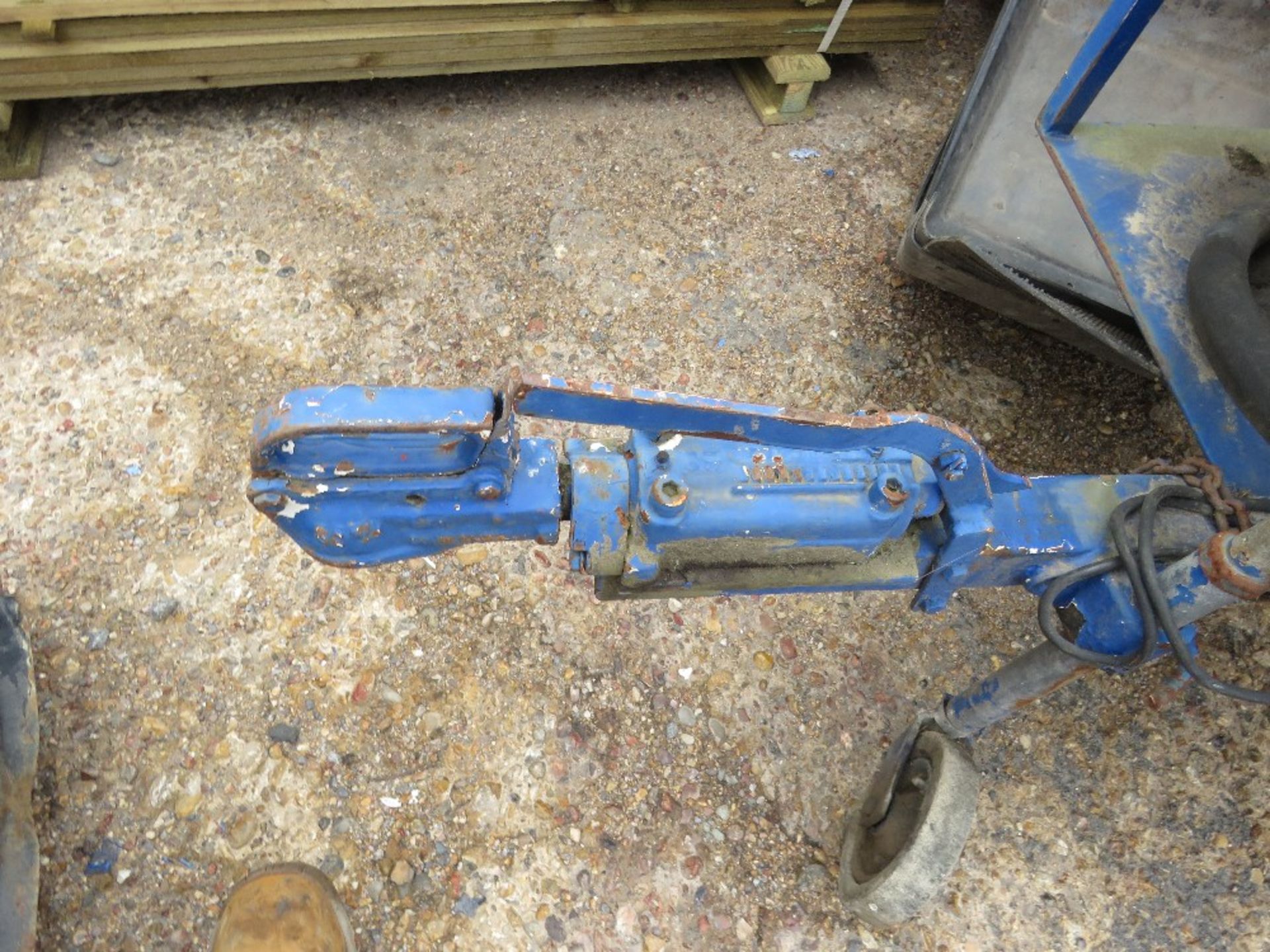 SINGLE AXLED BOWSER WITH ELECTRIC PUMP AND SET OF PLASTIC WINGS. THIS LOT IS SOLD UNDER THE AUCTIONE - Image 3 of 6