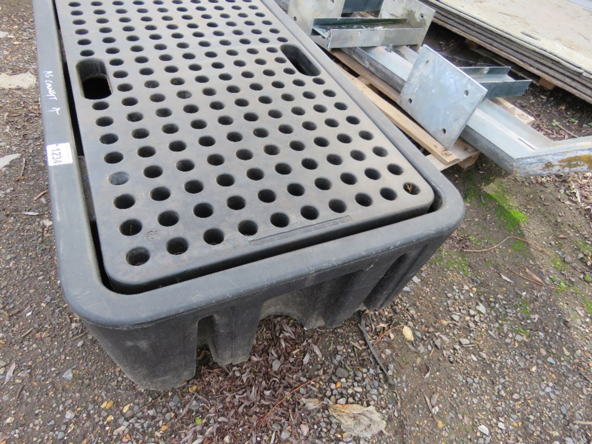 PLASTIC BARREL STAND DRIP TRAY. THIS LOT IS SOLD UNDER THE AUCTIONEERS MARGIN SCHEME, THEREFORE NO - Image 2 of 3