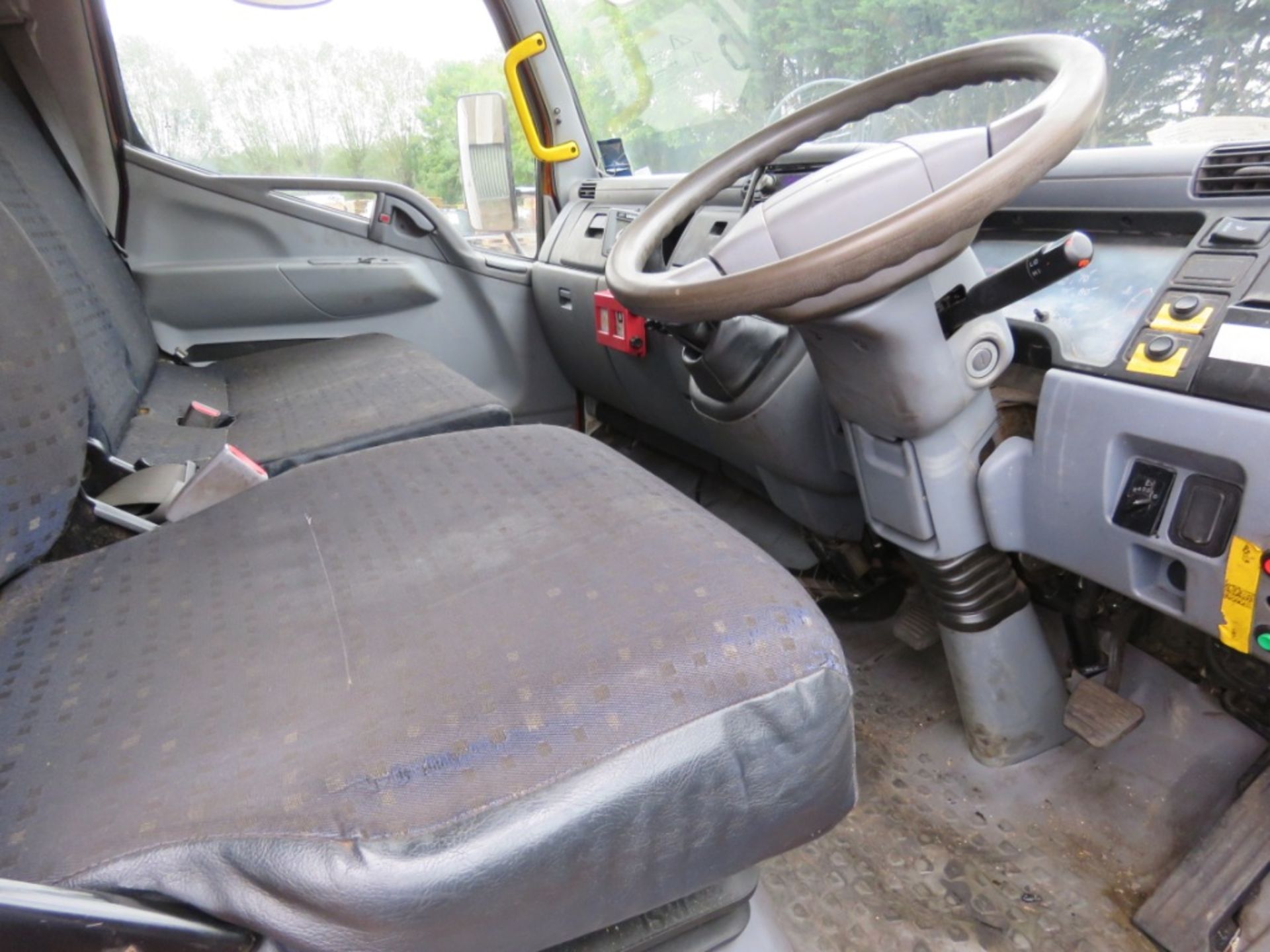 MITSUBISHI FUSO 7500KG TIPPER REG:YH12 SUY. MANUAL GEARBOX. ELECTRIC POWERED TIPPING. THOMPSON BODY. - Image 10 of 12