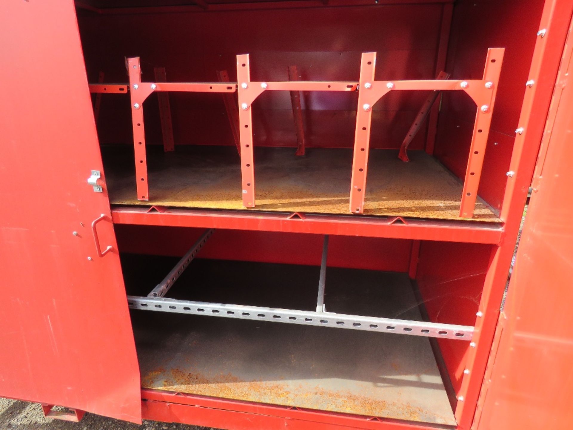 LARGE METAL COSHH STORAGE CABINET WITH SHELVING. THIS LOT IS SOLD UNDER THE AUCTIONEERS MARGIN SCHE - Image 2 of 4