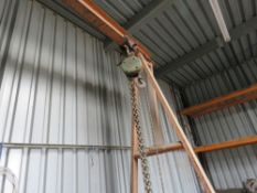 WHEELED GANTRY CRANE UNIT. BUYER MAY NEED TO DISMANTLE FOR TRANSPORT. LOT LOCATION: SS13 1EF, BASILD