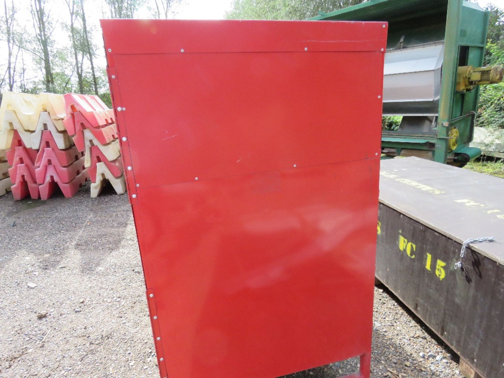 LARGE METAL COSHH STORAGE CABINET WITH SHELVING. THIS LOT IS SOLD UNDER THE AUCTIONEERS MARGIN SCHE - Image 4 of 4