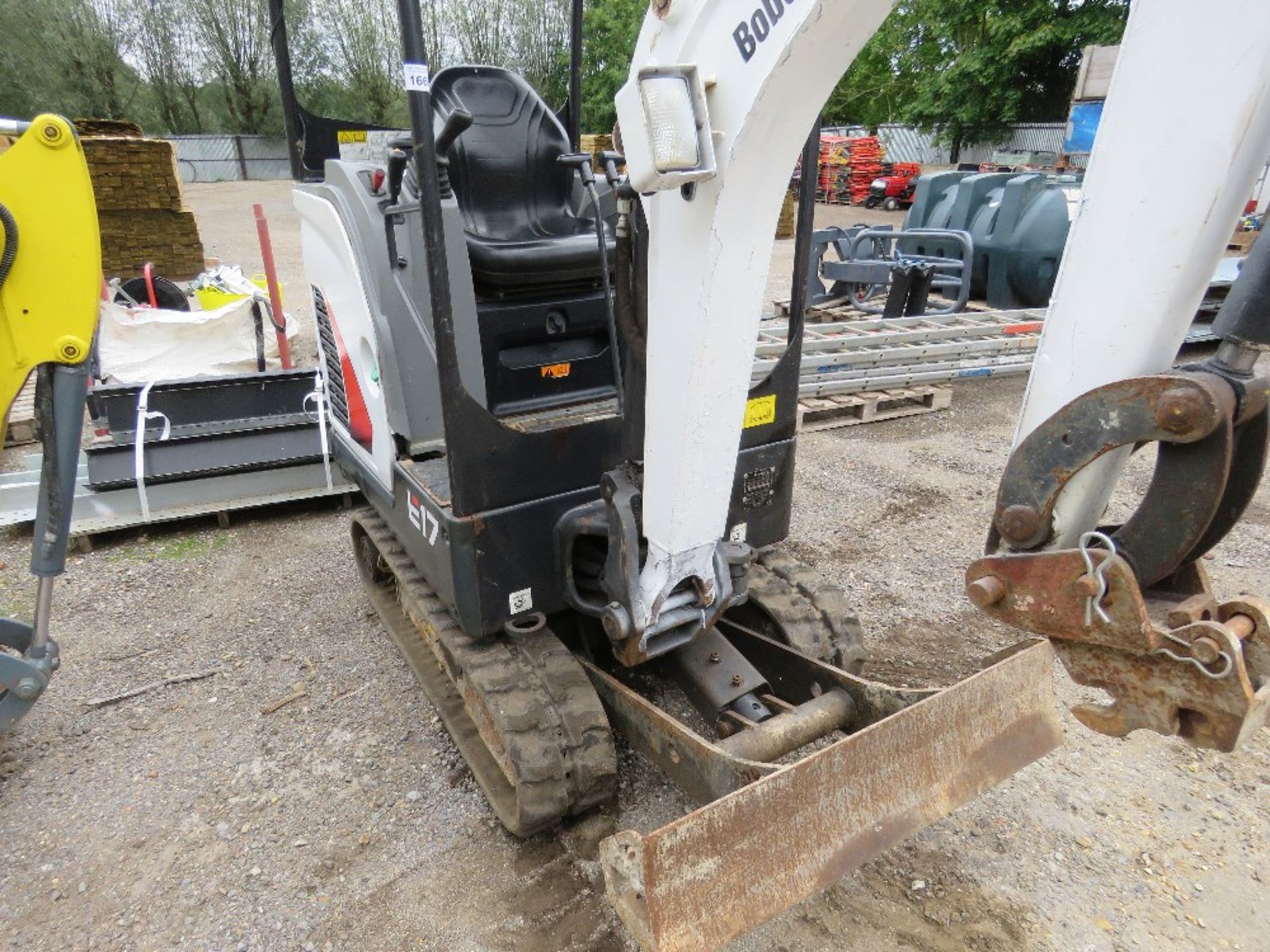 BOBCAT E17 RUBBER TRACKED MINI EXCAVATOR, YEAR 2018. WITH QUICK HITCH AND SET OF BUCKETS. SN:B27H130 - Image 2 of 9