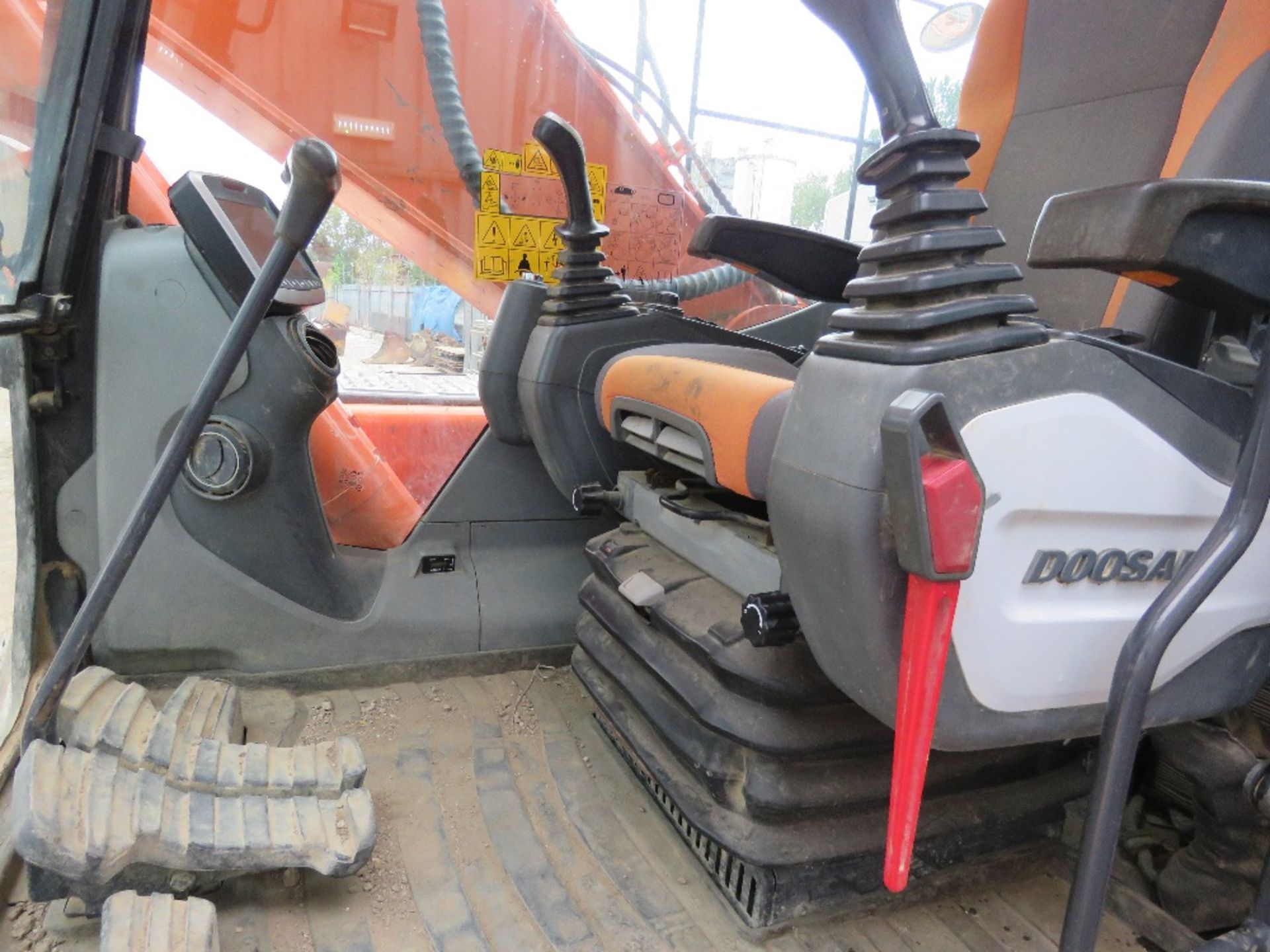 DOOSAN DX225LC-3 STEEL TRACKED EXCAVATOR 2016 BUILD. Non adblue!! only 10% plus vat BP on this lot - Image 9 of 16