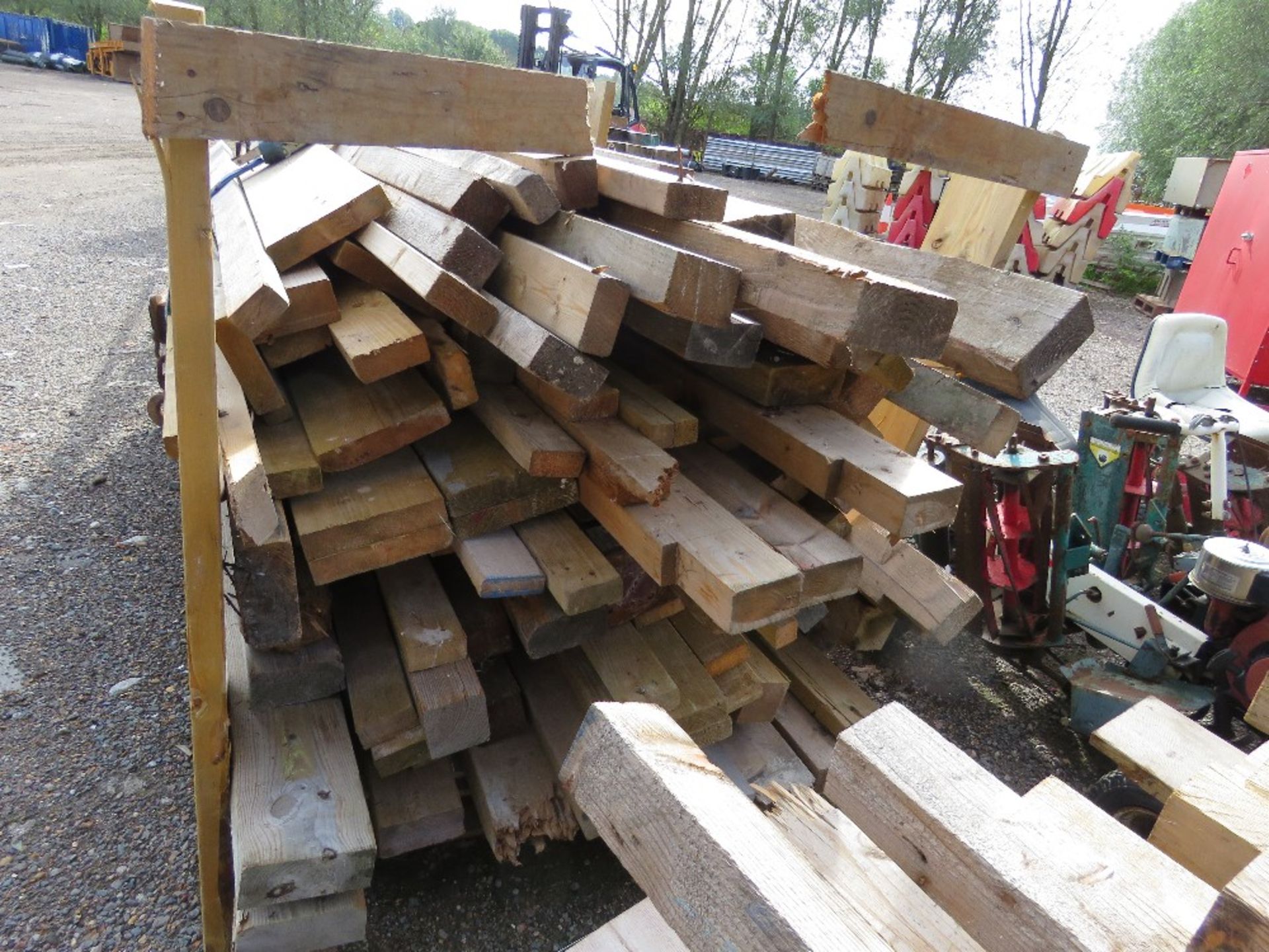 HEAVY DUTY PRE USED TIMBERS 5FT -10FT. THIS LOT IS SOLD UNDER THE AUCTIONEERS MARGIN SCHEME, THEREFO - Image 2 of 4