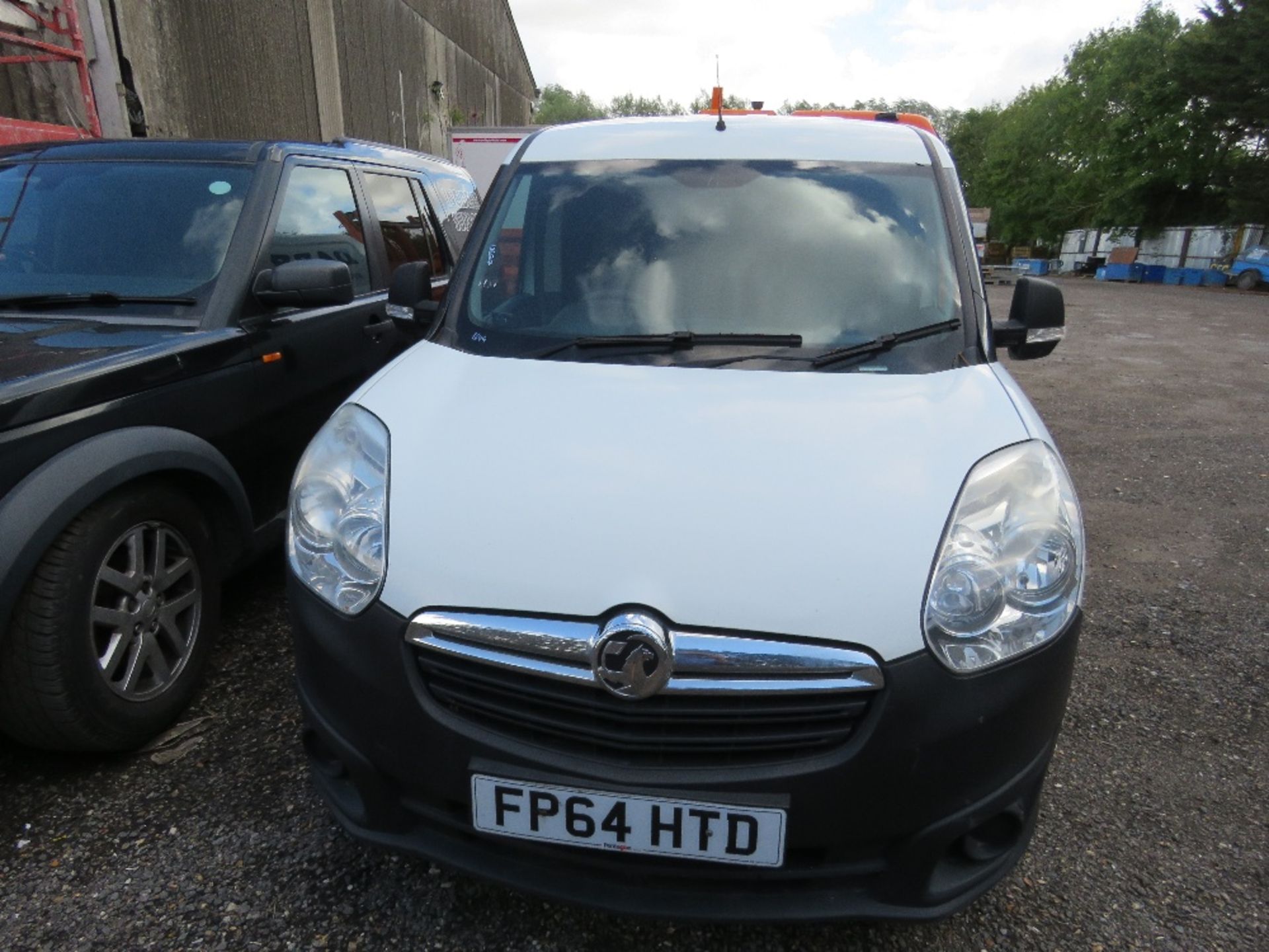 VAUXHALL COMBI PANEL VAN REG: FP64 HTD WITH V5, TESTED UNTIL 30TH OCTOBER 2022. ONE OWNER, OWNED FRO - Image 2 of 11