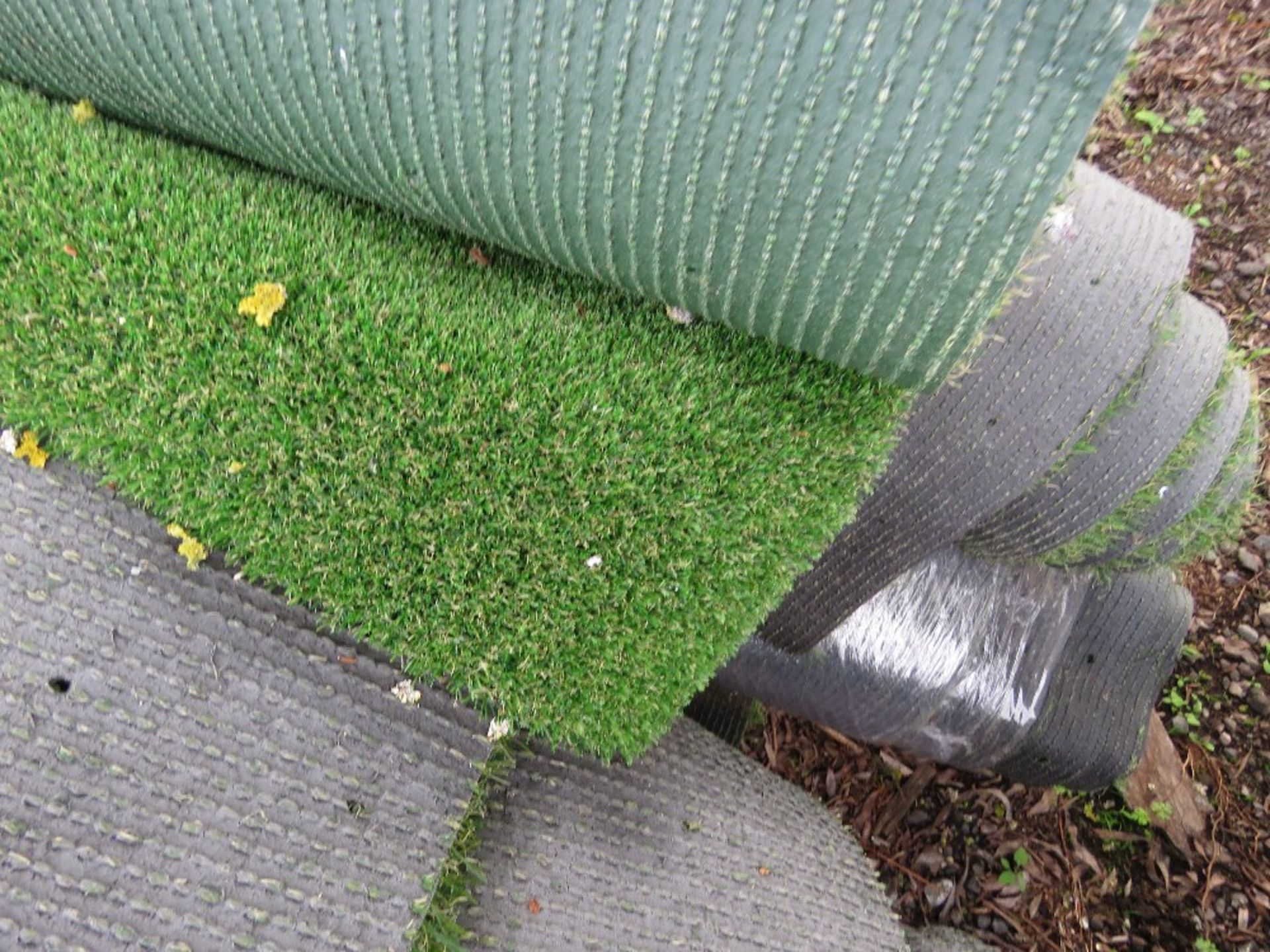 2 X PALLETS OF HIGH QUALITY ASTRO TURF / FAKE GRASS, UNUSED. ROLL END AND SURPLUS LENGTHS. THIS LOT - Image 3 of 3