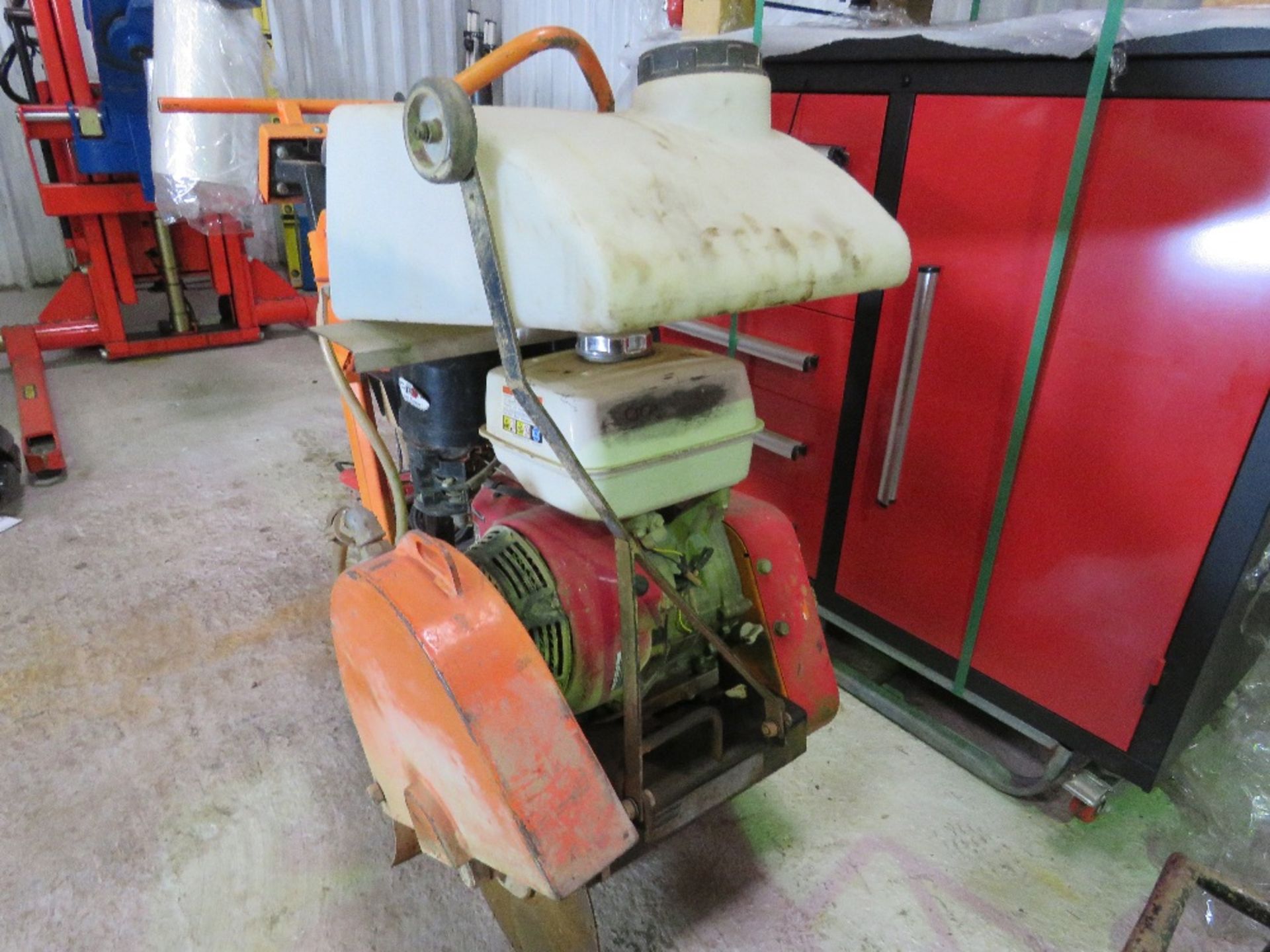 CLIPPER PETROL ENGINED FLOOR SAW WITH TANK AND BLADE. THIS LOT IS SOLD UNDER THE AUCTIONEERS MARGIN - Image 2 of 4