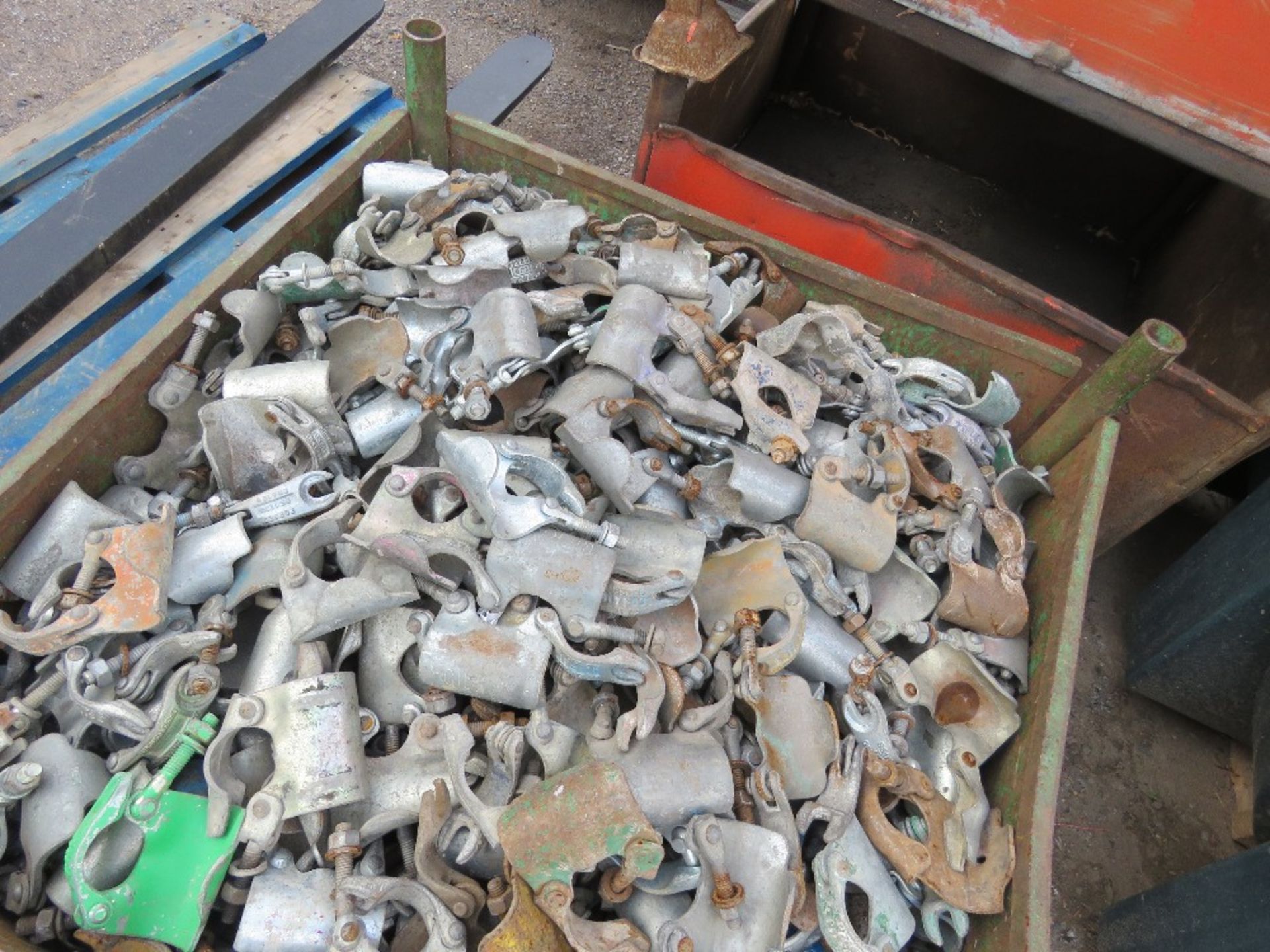 STILLAGE CONTAINING APPROXIMATELY 870 SCAFFOLD CLIPS. NO VAT ON HAMMER PRICE. - Image 2 of 3