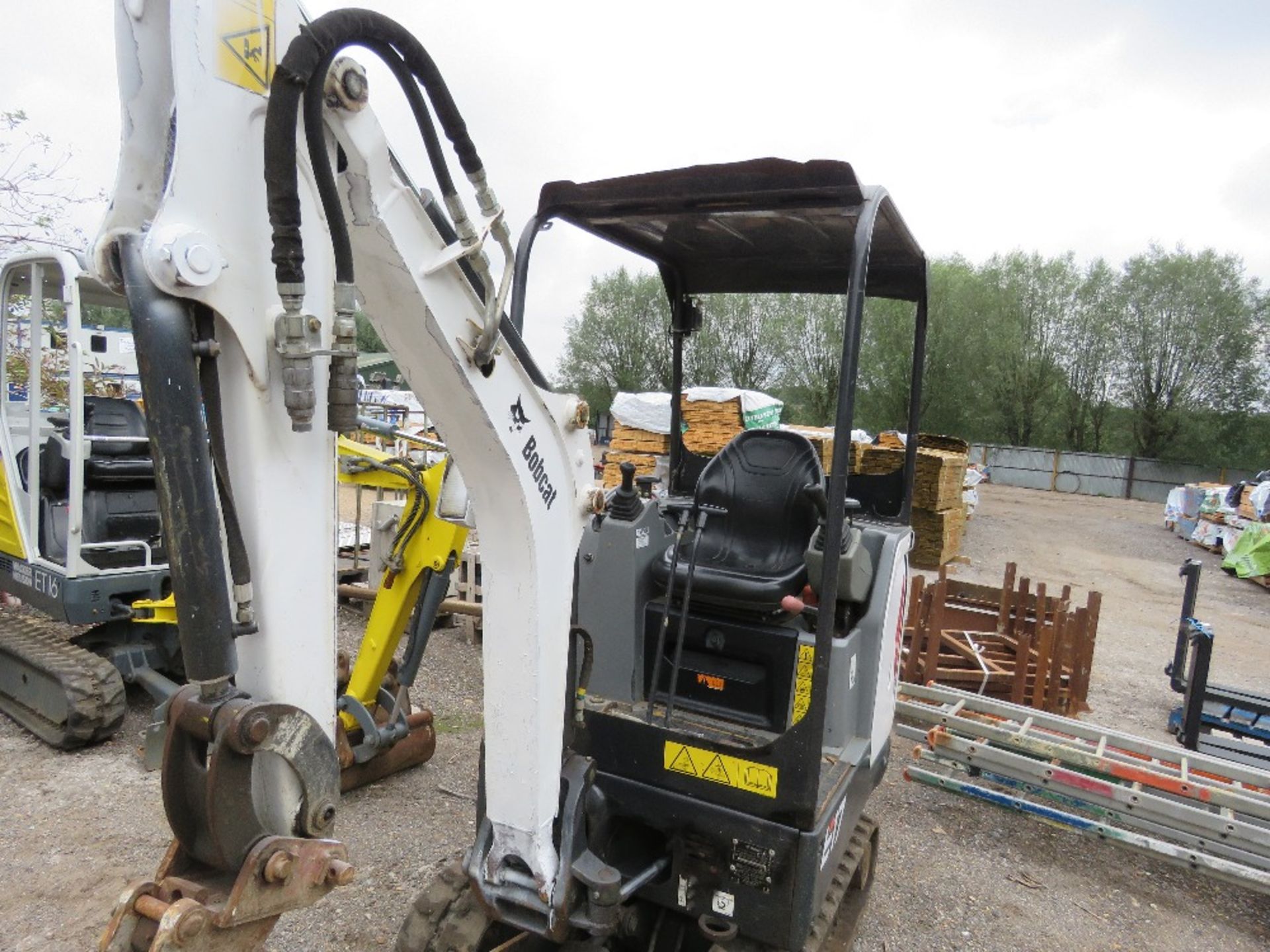 BOBCAT E17 RUBBER TRACKED MINI EXCAVATOR, YEAR 2018. WITH QUICK HITCH AND SET OF BUCKETS. SN:B27H130