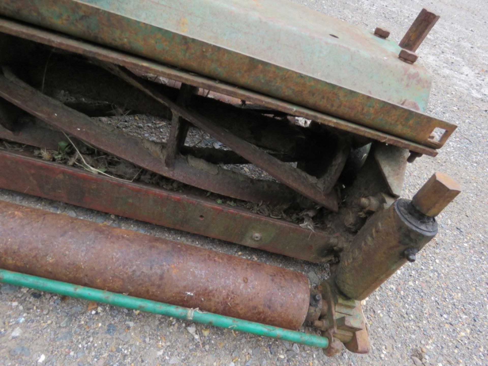RANSOMES TRACTOR MOUNTED TRIPLE GANG MOWERS, 7FT WIDE APPROX, PTO DRIVEN PUMP, 3 POINT LINKAGE MOUNT - Image 2 of 5