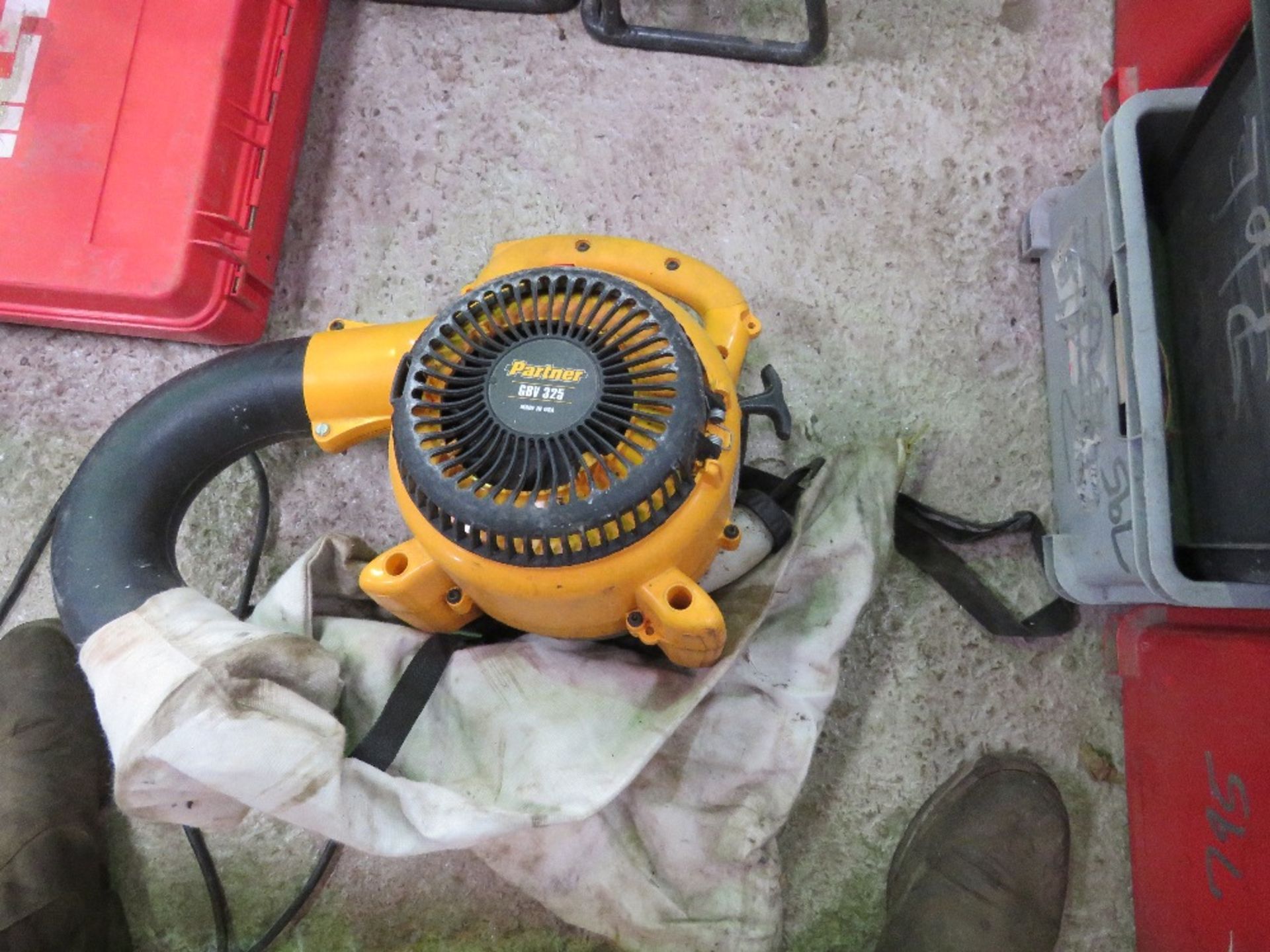 PETROL ENGINED GARDEN VACUUM. THIS LOT IS SOLD UNDER THE AUCTIONEERS MARGIN SCHEME, THEREFORE NO VAT - Image 4 of 4