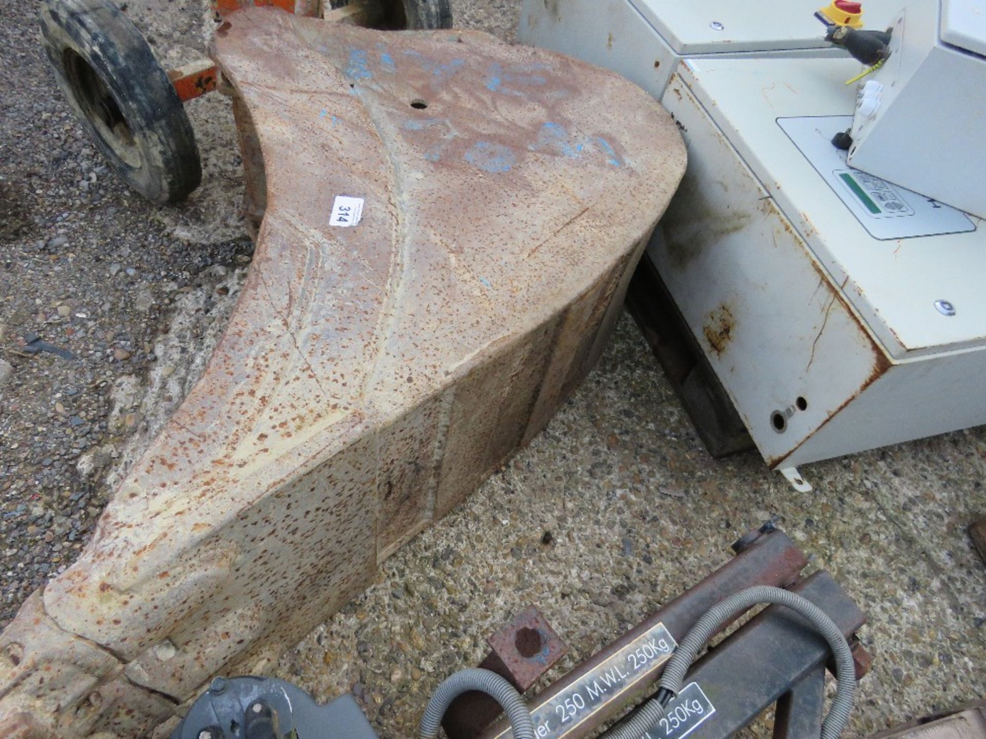 EXCAVATOR BUCKET ON 65MM PINS, 18" WIDTH. - Image 2 of 3