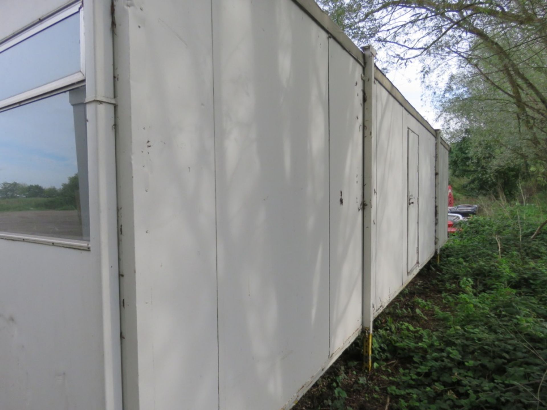 32FT SITE CABIN OFFICE. PREVIOUSLY USED ON HOUSE BUILDING PROJECT. - Image 2 of 4