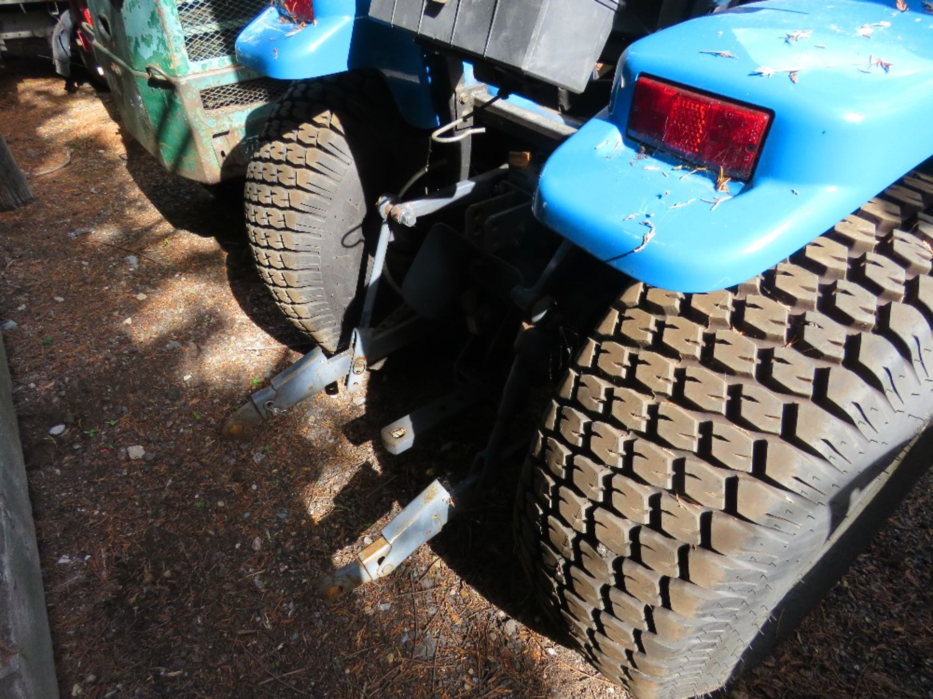 NEW HOLLAND TC29D 24D TRACTOR WITH GRASS TYRES, 3013 REC HOURS. WHEN TESTED WAS SEEN TO DRIVE, STEER - Image 5 of 6