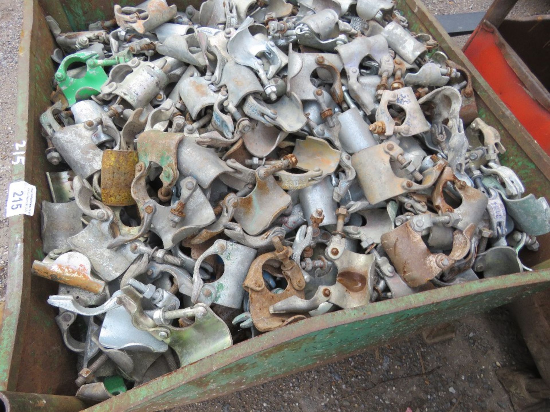 STILLAGE CONTAINING APPROXIMATELY 870 SCAFFOLD CLIPS. NO VAT ON HAMMER PRICE. - Image 3 of 3