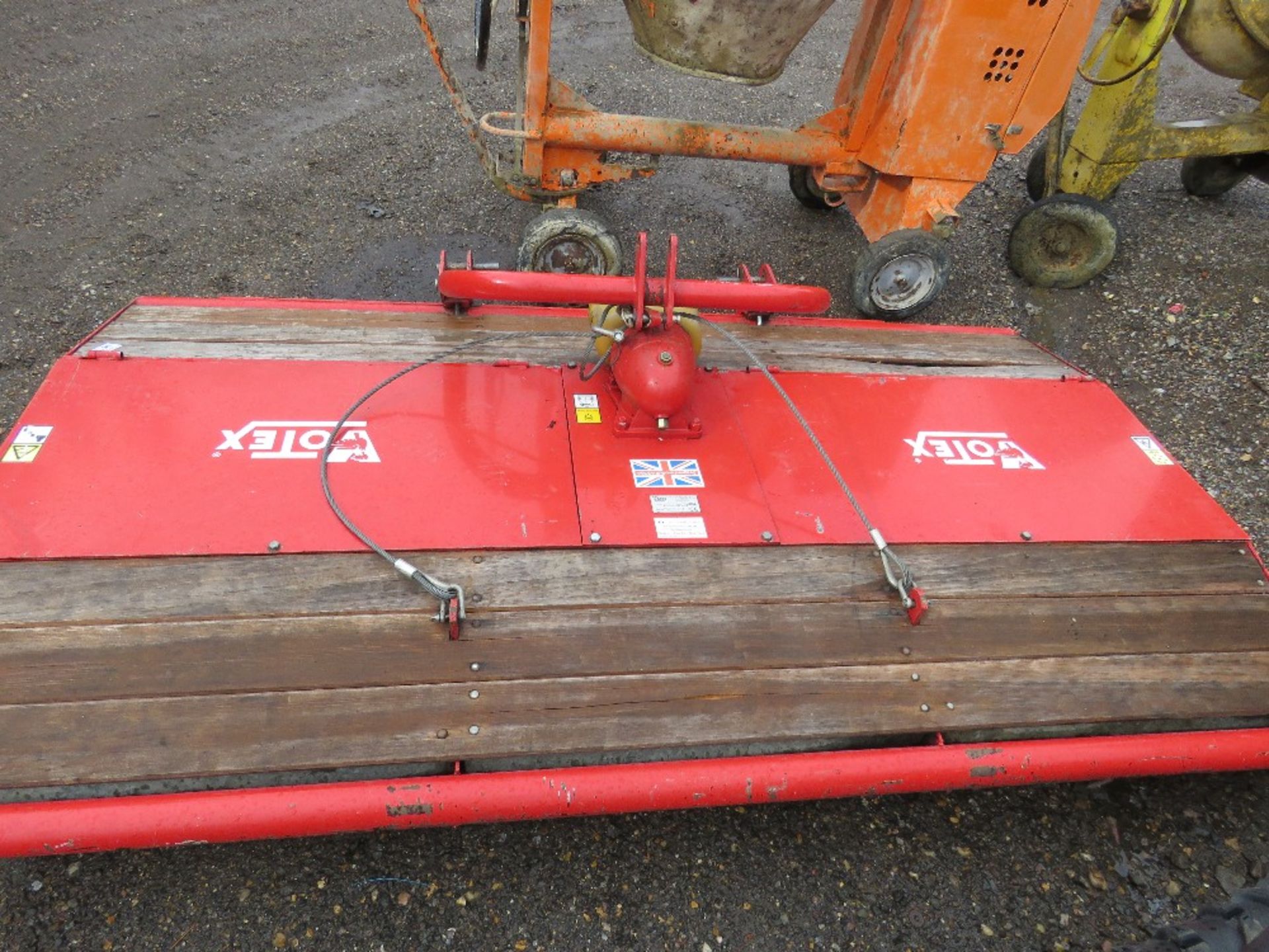 VOTEX 8FT TRACTOR MOUNTED TOPPER MOWER. SUSPECTED GEARBOX ISSUE. THIS LOT IS SOLD UNDER THE AUCT - Image 2 of 5